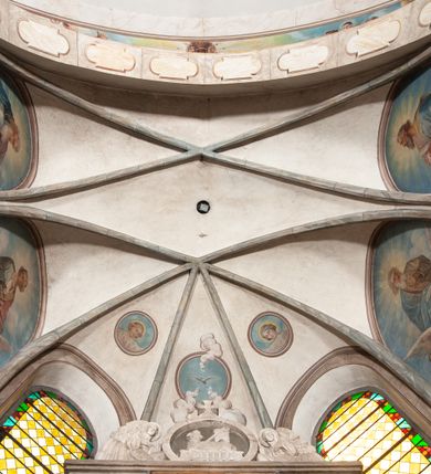 Zdjęcie nr 20: Prezbiterium: 
Sklepienie krzyżowo-żebrowe, dwuprzęsłowe. Pola sklepienne malowane są na kolor beżowy. Od strony wschodniej z centralnie umieszczonymi trzema kolistymi medalionami, mieszczącymi przedstawienie gołębicy Ducha Świętego w obłokach na błękitnym tle (w medalionie centralnym) oraz przeciwstawnie ustawione popiersia dwóch serafinów przedstawionych jako jasnowłosi młodzieńcy w pastelowych szatach, z nimbem wokół głowy (w medalionach skrajnych). W ścianach tarczowych umieszczone wizerunki czterech ewangelistów wraz z ich atrybutami. W pierwszym od wschodu przęśle przedstawienie św. Jana z orłem (po lewej od ołtarza) i św. Mateusza z aniołem (po prawej). W przęśle drugim wizerunek św. Łukasza z uskrzydlonym bykiem (po lewej) i św. Marka z uskrzydlonym lwem (po prawej). Ewangeliści ukazani w popiersiu, na tle błękitnego nieba, obłoków i promienistego nimbu. W dolnej części każdej z kompozycji przedstawione symbole każdego z ewangelistów. Święty Jan ukazany jako młody, jasnowłosy mężczyzna z głową zwróconą w prawo. Ubrany jest w jasnozieloną szatę oraz luźno przerzucony przez ramię różowy płaszcz. W prawym ręku trzyma pióro, w lewym księgę. Świętego Mateusza przedstawiono jako starszego, siwowłosego i brodatego mężczyznę z głową zwróconą w lewo. Ubrany jest w złotą szatę oraz błękitny płaszcz. Swoją lewą rękę składa na piersi, prawą wskazuje w dół. Święty Łukasz przedstawiony jest jako starszy siwowłosy i brodaty mężczyzna ukazany w dynamicznej pozie – z głową z profilu zwróconą w lewo oraz lewą ręką uniesioną do góry. Postać ubrana jest w jasnofioletową szatę oraz błękitny płaszcz. Świętego Marka przedstawiono z ciałem zwróconym w trzech czwartych w prawo i głową ujętą z profilu. Ewangelistę ukazano jako dojrzałego, brodatego mężczyznę o ostrych rysach. Ubrany jest w różową szatę oraz błękitny płaszcz z jasnozieloną podszewką. W swoim prawym ręku trzyma pióro. Elementy architektoniczne takie jak żebra sklepienne, obramienia okien i arkadowych nisz oraz gzyms przebiegający na linii parapetów okiennych są polichromowane w odcieniach szarości z efektem marmoryzacji naśladującej kolorystykę alabastrowych elementów wyposażenia kościoła.
Arkada i ściana tęczowa: Na ścianie tęczowej znajduje się wielopostaciowa, figuralna kompozycja z umieszczonym w centrum przedstawieniem Matki Boskiej Częstochowskiej unoszącej się na skrzydłach orła białego. Przedstawienie to jest flankowane przez dwie grupy świętych. Popiersie Marii z Dzieciątkiem ukazano na tle obłoków oraz promienistej glorii oraz ujęto wieńcem dwunastu gwiazd. Z lewej strony kompozycji ukazano sześcioosobową grupę klęczących świętych, zwracających się w kierunku Marii. Od lewej przedstawiony św. Andrzej Bobola z rękoma skrzyżowanymi na piersi, św. Wojciech w infule i paliuszu szeroko rozpościerający ramiona, św. Kinga w brązowym habicie klaryski z koroną na głowie, błogosławiona Bronisława w jasnoróżowym habicie, z krucyfiksem w dłoni, św. Stanisław biskup i męczennik z pastorałem w dłoni oraz infule na głowie i św. Jadwiga Królowa przedstawiona w złotej koronie i gronostajowym płaszczu. Sześcioosobową grupę świętych ukazanych z prawej strony kompozycji od lewej otwiera postać św. Jana Kantego przedstawionego w birecie oraz obszernym, czerwonym płaszczu z gronostajowym kołnierzem. Za nim przedstawiony św. Stanisław Kostka z rękoma skrzyżowanymi na piersi, następnie św. Jacek w habicie dominikańskim z monstrancją w ręku, błogosławiony Wincenty Kadłubek w stroju biskupim, św. Kazimierz Królewicz w mitrze książęcej oraz czerwonym płaszczu podbitym gronostajem i błogosławiona Salomea przedstawiona w brązowym habicie klaryski, z mitrą na głowie.  
Nawa główna: W nawie sklepienie kolebkowe z lunetami, trójprzęsłowe. Pola sklepienne malowane na kolor jasnobeżowy. W każdym z przęseł, w lunetach sceny figuralne, tworzące cykl ikonograficzny obrazujący sceny z życia Chrystusa i Marii. Wszystkie sceny umieszczone na tle nieba i obłoków. Cykl otwiera scena Zwiastowania umieszczona w pierwszym od prezbiterium przęśle sklepienia po lewej (północnej) stronie. W obłokach ukazani Maria (z prawej) oraz archanioł Gabriel (z lewej), ponad którymi unosi się gołębica Ducha Świętego otoczona świetlistą glorią. Maria przedstawiona jako młoda, jasnowłosa kobieta z ciałem zwróconym w prawo. Głowa otoczona nimbem, pochylona do dołu, prawa ręka złożona na piersi. Postać ubrana jest w białą suknię oraz błękitny płaszcz. Archanioł Gabriel ukazany z profilu w dynamicznej pozie z prawą ręką uniesioną do góry i lewą wyciągniętą do przodu, w której trzyma kwiat lilii. Anioł ubrany jest w długą, jasnoróżową szatę. W kolejnym przęśle przedstawiono Boże Narodzenie. W dolnej części kompozycji ukazani św. Józef (z lewej) i Maria (z prawej) klęczący w obłokach, obok żłóbka z Dzieciątkiem Jezus. Józef ukazany jako dojrzały, brodaty mężczyzna w żółtej szacie i zielonym płaszczu, trzymający w prawej ręce kwiat lilii. Maria przedstawiona jako młoda kobieta z dłońmi złożonymi w geście modlitwy, ubrana w jasnoróżową szatę oraz błękitny płaszcz, którego poła nakrywa jej głowę. Dzieciątko Jezus przepasane białą materią, ukazane frontalnie z rękami wyciągniętymi do góry. W górnej części kompozycji przedstawiony frontalnie długowłosy anioł w jasnozielonej szacie trzymający oburącz banderolę z napisem „GLORIA IN EXCELSIS DEO”. W trzecim przęśle scena Modlitwy w Ogrójcu. Z lewej strony kompozycji przedstawiony z profilu, klęczący Chrystus unoszący do góry ręce złożone w geście modlitwy. Postać ubrana w długą, białą szatę oraz luźno przerzucony przez ramię jasnobłękitny płaszcz. Z prawej strony kompozycji, naprzeciw Chrystusa ukazujący się w obłokach anioł trzymający złoty kielich. Anioł przedstawiony jako długowłosa, młodzieńcza postać ubrana w biało-zielone szaty. Wokół obu postaci rama utworzona z ciemnoszarych, skłębionych obłoków. Kolejne przedstawienia figuralne znajdują się w prawej (południowej) części sklepienia. W pierwszym od strony chóru przęśle przedstawiono Ukrzyżowanie. W centrum kompozycji ukrzyżowany Chrystus z ramionami uniesionymi do góry, tworzącymi linię litery „V”, uniesioną głową w koronie cierniowej oraz stopami przebitymi jednym gwoździem. Postać przepasana długim, białym perizonium. U stóp krzyża ukazani w dynamicznych pozach, z rękoma wzniesionymi do góry św. Jan Ewangelista (z lewej) oraz Maria (z prawej). Święty Jan ubrany w zieloną szatę oraz rozwiany żółto-różowy płaszcz. Maria ukazana w jasnoróżowej sukni oraz granatowo-zielonym płaszczu i chuście na głowie. W kolejnym przęśle przedstawiono scenę Zmartwychwstania. W centrum kompozycji ukazany frontalnie, całopostaciowo zmartwychwstały Chrystus w obszernym, układającym się w dynamicznie załamujące się fałdy, czerwonym płaszczu. Jezus prawą, uniesioną do góry ręką błogosławi, w lewej trzyma chorągiew paschalną. W dolnej części kompozycji przedstawiony anioł w błękitnej szacie podtrzymujący wieko grobowca. W ostatnim przęśle znajduje się scena Wniebowzięcia Marii. W centrum kompozycji, na jasnożółtym tle frontalnie przedstawiona, unosząca się ponad obłokami Maria. Postać ukazana jako młoda kobieta z głową otoczoną wieńcem z gwiazd i rękami uniesionymi do góry. Ubrana jest w jasnoróżową suknię oraz spięty pod szyją, błękitny płaszcz. W dolnej części kompozycji dwa anioły ukazane w dynamicznych pozach. Anioł z lewej strony w zielonej sukni, anioł z prawej w jasnoróżowej. Na ścianie zachodniej kościoła, na wysokości parapetu chóru muzycznego dwie prostokątne płyciny zamknięte łukiem półokrągłym. Płycina z lewej mieści przedstawienie św. Cecylii grającej na organach, płycina z prawej wizerunek króla Dawida grającego na harfie. Pasy gurtów sklepiennych w nawie dekorowane są geometryczną dekoracją z malowanymi pseudopłycinami w kształcie poziomego prostokąta o krótszych bokach zamkniętych łukiem półkolistym z uskokiem. Filary artykułujące nawę, parapet chóru muzycznego oraz gzyms na ścianie zachodniej świątyni polichromowane w odcieniach szarości z efektem marmoryzacji naśladującej kolorystykę alabastrowych elementów wyposażenia kościoła. 
