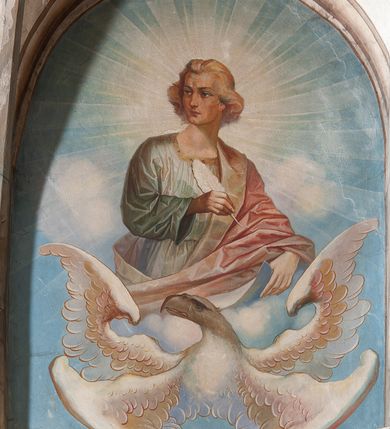 Zdjęcie nr 22: Prezbiterium: 
Sklepienie krzyżowo-żebrowe, dwuprzęsłowe. Pola sklepienne malowane są na kolor beżowy. Od strony wschodniej z centralnie umieszczonymi trzema kolistymi medalionami, mieszczącymi przedstawienie gołębicy Ducha Świętego w obłokach na błękitnym tle (w medalionie centralnym) oraz przeciwstawnie ustawione popiersia dwóch serafinów przedstawionych jako jasnowłosi młodzieńcy w pastelowych szatach, z nimbem wokół głowy (w medalionach skrajnych). W ścianach tarczowych umieszczone wizerunki czterech ewangelistów wraz z ich atrybutami. W pierwszym od wschodu przęśle przedstawienie św. Jana z orłem (po lewej od ołtarza) i św. Mateusza z aniołem (po prawej). W przęśle drugim wizerunek św. Łukasza z uskrzydlonym bykiem (po lewej) i św. Marka z uskrzydlonym lwem (po prawej). Ewangeliści ukazani w popiersiu, na tle błękitnego nieba, obłoków i promienistego nimbu. W dolnej części każdej z kompozycji przedstawione symbole każdego z ewangelistów. Święty Jan ukazany jako młody, jasnowłosy mężczyzna z głową zwróconą w prawo. Ubrany jest w jasnozieloną szatę oraz luźno przerzucony przez ramię różowy płaszcz. W prawym ręku trzyma pióro, w lewym księgę. Świętego Mateusza przedstawiono jako starszego, siwowłosego i brodatego mężczyznę z głową zwróconą w lewo. Ubrany jest w złotą szatę oraz błękitny płaszcz. Swoją lewą rękę składa na piersi, prawą wskazuje w dół. Święty Łukasz przedstawiony jest jako starszy siwowłosy i brodaty mężczyzna ukazany w dynamicznej pozie – z głową z profilu zwróconą w lewo oraz lewą ręką uniesioną do góry. Postać ubrana jest w jasnofioletową szatę oraz błękitny płaszcz. Świętego Marka przedstawiono z ciałem zwróconym w trzech czwartych w prawo i głową ujętą z profilu. Ewangelistę ukazano jako dojrzałego, brodatego mężczyznę o ostrych rysach. Ubrany jest w różową szatę oraz błękitny płaszcz z jasnozieloną podszewką. W swoim prawym ręku trzyma pióro. Elementy architektoniczne takie jak żebra sklepienne, obramienia okien i arkadowych nisz oraz gzyms przebiegający na linii parapetów okiennych są polichromowane w odcieniach szarości z efektem marmoryzacji naśladującej kolorystykę alabastrowych elementów wyposażenia kościoła.
Arkada i ściana tęczowa: Na ścianie tęczowej znajduje się wielopostaciowa, figuralna kompozycja z umieszczonym w centrum przedstawieniem Matki Boskiej Częstochowskiej unoszącej się na skrzydłach orła białego. Przedstawienie to jest flankowane przez dwie grupy świętych. Popiersie Marii z Dzieciątkiem ukazano na tle obłoków oraz promienistej glorii oraz ujęto wieńcem dwunastu gwiazd. Z lewej strony kompozycji ukazano sześcioosobową grupę klęczących świętych, zwracających się w kierunku Marii. Od lewej przedstawiony św. Andrzej Bobola z rękoma skrzyżowanymi na piersi, św. Wojciech w infule i paliuszu szeroko rozpościerający ramiona, św. Kinga w brązowym habicie klaryski z koroną na głowie, błogosławiona Bronisława w jasnoróżowym habicie, z krucyfiksem w dłoni, św. Stanisław biskup i męczennik z pastorałem w dłoni oraz infule na głowie i św. Jadwiga Królowa przedstawiona w złotej koronie i gronostajowym płaszczu. Sześcioosobową grupę świętych ukazanych z prawej strony kompozycji od lewej otwiera postać św. Jana Kantego przedstawionego w birecie oraz obszernym, czerwonym płaszczu z gronostajowym kołnierzem. Za nim przedstawiony św. Stanisław Kostka z rękoma skrzyżowanymi na piersi, następnie św. Jacek w habicie dominikańskim z monstrancją w ręku, błogosławiony Wincenty Kadłubek w stroju biskupim, św. Kazimierz Królewicz w mitrze książęcej oraz czerwonym płaszczu podbitym gronostajem i błogosławiona Salomea przedstawiona w brązowym habicie klaryski, z mitrą na głowie.  
Nawa główna: W nawie sklepienie kolebkowe z lunetami, trójprzęsłowe. Pola sklepienne malowane na kolor jasnobeżowy. W każdym z przęseł, w lunetach sceny figuralne, tworzące cykl ikonograficzny obrazujący sceny z życia Chrystusa i Marii. Wszystkie sceny umieszczone na tle nieba i obłoków. Cykl otwiera scena Zwiastowania umieszczona w pierwszym od prezbiterium przęśle sklepienia po lewej (północnej) stronie. W obłokach ukazani Maria (z prawej) oraz archanioł Gabriel (z lewej), ponad którymi unosi się gołębica Ducha Świętego otoczona świetlistą glorią. Maria przedstawiona jako młoda, jasnowłosa kobieta z ciałem zwróconym w prawo. Głowa otoczona nimbem, pochylona do dołu, prawa ręka złożona na piersi. Postać ubrana jest w białą suknię oraz błękitny płaszcz. Archanioł Gabriel ukazany z profilu w dynamicznej pozie z prawą ręką uniesioną do góry i lewą wyciągniętą do przodu, w której trzyma kwiat lilii. Anioł ubrany jest w długą, jasnoróżową szatę. W kolejnym przęśle przedstawiono Boże Narodzenie. W dolnej części kompozycji ukazani św. Józef (z lewej) i Maria (z prawej) klęczący w obłokach, obok żłóbka z Dzieciątkiem Jezus. Józef ukazany jako dojrzały, brodaty mężczyzna w żółtej szacie i zielonym płaszczu, trzymający w prawej ręce kwiat lilii. Maria przedstawiona jako młoda kobieta z dłońmi złożonymi w geście modlitwy, ubrana w jasnoróżową szatę oraz błękitny płaszcz, którego poła nakrywa jej głowę. Dzieciątko Jezus przepasane białą materią, ukazane frontalnie z rękami wyciągniętymi do góry. W górnej części kompozycji przedstawiony frontalnie długowłosy anioł w jasnozielonej szacie trzymający oburącz banderolę z napisem „GLORIA IN EXCELSIS DEO”. W trzecim przęśle scena Modlitwy w Ogrójcu. Z lewej strony kompozycji przedstawiony z profilu, klęczący Chrystus unoszący do góry ręce złożone w geście modlitwy. Postać ubrana w długą, białą szatę oraz luźno przerzucony przez ramię jasnobłękitny płaszcz. Z prawej strony kompozycji, naprzeciw Chrystusa ukazujący się w obłokach anioł trzymający złoty kielich. Anioł przedstawiony jako długowłosa, młodzieńcza postać ubrana w biało-zielone szaty. Wokół obu postaci rama utworzona z ciemnoszarych, skłębionych obłoków. Kolejne przedstawienia figuralne znajdują się w prawej (południowej) części sklepienia. W pierwszym od strony chóru przęśle przedstawiono Ukrzyżowanie. W centrum kompozycji ukrzyżowany Chrystus z ramionami uniesionymi do góry, tworzącymi linię litery „V”, uniesioną głową w koronie cierniowej oraz stopami przebitymi jednym gwoździem. Postać przepasana długim, białym perizonium. U stóp krzyża ukazani w dynamicznych pozach, z rękoma wzniesionymi do góry św. Jan Ewangelista (z lewej) oraz Maria (z prawej). Święty Jan ubrany w zieloną szatę oraz rozwiany żółto-różowy płaszcz. Maria ukazana w jasnoróżowej sukni oraz granatowo-zielonym płaszczu i chuście na głowie. W kolejnym przęśle przedstawiono scenę Zmartwychwstania. W centrum kompozycji ukazany frontalnie, całopostaciowo zmartwychwstały Chrystus w obszernym, układającym się w dynamicznie załamujące się fałdy, czerwonym płaszczu. Jezus prawą, uniesioną do góry ręką błogosławi, w lewej trzyma chorągiew paschalną. W dolnej części kompozycji przedstawiony anioł w błękitnej szacie podtrzymujący wieko grobowca. W ostatnim przęśle znajduje się scena Wniebowzięcia Marii. W centrum kompozycji, na jasnożółtym tle frontalnie przedstawiona, unosząca się ponad obłokami Maria. Postać ukazana jako młoda kobieta z głową otoczoną wieńcem z gwiazd i rękami uniesionymi do góry. Ubrana jest w jasnoróżową suknię oraz spięty pod szyją, błękitny płaszcz. W dolnej części kompozycji dwa anioły ukazane w dynamicznych pozach. Anioł z lewej strony w zielonej sukni, anioł z prawej w jasnoróżowej. Na ścianie zachodniej kościoła, na wysokości parapetu chóru muzycznego dwie prostokątne płyciny zamknięte łukiem półokrągłym. Płycina z lewej mieści przedstawienie św. Cecylii grającej na organach, płycina z prawej wizerunek króla Dawida grającego na harfie. Pasy gurtów sklepiennych w nawie dekorowane są geometryczną dekoracją z malowanymi pseudopłycinami w kształcie poziomego prostokąta o krótszych bokach zamkniętych łukiem półkolistym z uskokiem. Filary artykułujące nawę, parapet chóru muzycznego oraz gzyms na ścianie zachodniej świątyni polichromowane w odcieniach szarości z efektem marmoryzacji naśladującej kolorystykę alabastrowych elementów wyposażenia kościoła. 
