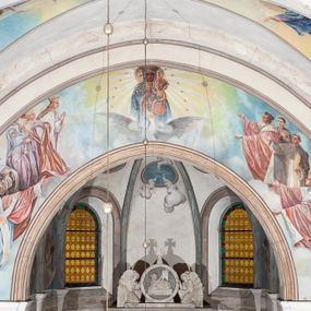 Zdjęcie nr 1: Prezbiterium: 
Sklepienie krzyżowo-żebrowe, dwuprzęsłowe. Pola sklepienne malowane są na kolor beżowy. Od strony wschodniej z centralnie umieszczonymi trzema kolistymi medalionami, mieszczącymi przedstawienie gołębicy Ducha Świętego w obłokach na błękitnym tle (w medalionie centralnym) oraz przeciwstawnie ustawione popiersia dwóch serafinów przedstawionych jako jasnowłosi młodzieńcy w pastelowych szatach, z nimbem wokół głowy (w medalionach skrajnych). W ścianach tarczowych umieszczone wizerunki czterech ewangelistów wraz z ich atrybutami. W pierwszym od wschodu przęśle przedstawienie św. Jana z orłem (po lewej od ołtarza) i św. Mateusza z aniołem (po prawej). W przęśle drugim wizerunek św. Łukasza z uskrzydlonym bykiem (po lewej) i św. Marka z uskrzydlonym lwem (po prawej). Ewangeliści ukazani w popiersiu, na tle błękitnego nieba, obłoków i promienistego nimbu. W dolnej części każdej z kompozycji przedstawione symbole każdego z ewangelistów. Święty Jan ukazany jako młody, jasnowłosy mężczyzna z głową zwróconą w prawo. Ubrany jest w jasnozieloną szatę oraz luźno przerzucony przez ramię różowy płaszcz. W prawym ręku trzyma pióro, w lewym księgę. Świętego Mateusza przedstawiono jako starszego, siwowłosego i brodatego mężczyznę z głową zwróconą w lewo. Ubrany jest w złotą szatę oraz błękitny płaszcz. Swoją lewą rękę składa na piersi, prawą wskazuje w dół. Święty Łukasz przedstawiony jest jako starszy siwowłosy i brodaty mężczyzna ukazany w dynamicznej pozie – z głową z profilu zwróconą w lewo oraz lewą ręką uniesioną do góry. Postać ubrana jest w jasnofioletową szatę oraz błękitny płaszcz. Świętego Marka przedstawiono z ciałem zwróconym w trzech czwartych w prawo i głową ujętą z profilu. Ewangelistę ukazano jako dojrzałego, brodatego mężczyznę o ostrych rysach. Ubrany jest w różową szatę oraz błękitny płaszcz z jasnozieloną podszewką. W swoim prawym ręku trzyma pióro. Elementy architektoniczne takie jak żebra sklepienne, obramienia okien i arkadowych nisz oraz gzyms przebiegający na linii parapetów okiennych są polichromowane w odcieniach szarości z efektem marmoryzacji naśladującej kolorystykę alabastrowych elementów wyposażenia kościoła.
Arkada i ściana tęczowa: Na ścianie tęczowej znajduje się wielopostaciowa, figuralna kompozycja z umieszczonym w centrum przedstawieniem Matki Boskiej Częstochowskiej unoszącej się na skrzydłach orła białego. Przedstawienie to jest flankowane przez dwie grupy świętych. Popiersie Marii z Dzieciątkiem ukazano na tle obłoków oraz promienistej glorii oraz ujęto wieńcem dwunastu gwiazd. Z lewej strony kompozycji ukazano sześcioosobową grupę klęczących świętych, zwracających się w kierunku Marii. Od lewej przedstawiony św. Andrzej Bobola z rękoma skrzyżowanymi na piersi, św. Wojciech w infule i paliuszu szeroko rozpościerający ramiona, św. Kinga w brązowym habicie klaryski z koroną na głowie, błogosławiona Bronisława w jasnoróżowym habicie, z krucyfiksem w dłoni, św. Stanisław biskup i męczennik z pastorałem w dłoni oraz infule na głowie i św. Jadwiga Królowa przedstawiona w złotej koronie i gronostajowym płaszczu. Sześcioosobową grupę świętych ukazanych z prawej strony kompozycji od lewej otwiera postać św. Jana Kantego przedstawionego w birecie oraz obszernym, czerwonym płaszczu z gronostajowym kołnierzem. Za nim przedstawiony św. Stanisław Kostka z rękoma skrzyżowanymi na piersi, następnie św. Jacek w habicie dominikańskim z monstrancją w ręku, błogosławiony Wincenty Kadłubek w stroju biskupim, św. Kazimierz Królewicz w mitrze książęcej oraz czerwonym płaszczu podbitym gronostajem i błogosławiona Salomea przedstawiona w brązowym habicie klaryski, z mitrą na głowie.  
Nawa główna: W nawie sklepienie kolebkowe z lunetami, trójprzęsłowe. Pola sklepienne malowane na kolor jasnobeżowy. W każdym z przęseł, w lunetach sceny figuralne, tworzące cykl ikonograficzny obrazujący sceny z życia Chrystusa i Marii. Wszystkie sceny umieszczone na tle nieba i obłoków. Cykl otwiera scena Zwiastowania umieszczona w pierwszym od prezbiterium przęśle sklepienia po lewej (północnej) stronie. W obłokach ukazani Maria (z prawej) oraz archanioł Gabriel (z lewej), ponad którymi unosi się gołębica Ducha Świętego otoczona świetlistą glorią. Maria przedstawiona jako młoda, jasnowłosa kobieta z ciałem zwróconym w prawo. Głowa otoczona nimbem, pochylona do dołu, prawa ręka złożona na piersi. Postać ubrana jest w białą suknię oraz błękitny płaszcz. Archanioł Gabriel ukazany z profilu w dynamicznej pozie z prawą ręką uniesioną do góry i lewą wyciągniętą do przodu, w której trzyma kwiat lilii. Anioł ubrany jest w długą, jasnoróżową szatę. W kolejnym przęśle przedstawiono Boże Narodzenie. W dolnej części kompozycji ukazani św. Józef (z lewej) i Maria (z prawej) klęczący w obłokach, obok żłóbka z Dzieciątkiem Jezus. Józef ukazany jako dojrzały, brodaty mężczyzna w żółtej szacie i zielonym płaszczu, trzymający w prawej ręce kwiat lilii. Maria przedstawiona jako młoda kobieta z dłońmi złożonymi w geście modlitwy, ubrana w jasnoróżową szatę oraz błękitny płaszcz, którego poła nakrywa jej głowę. Dzieciątko Jezus przepasane białą materią, ukazane frontalnie z rękami wyciągniętymi do góry. W górnej części kompozycji przedstawiony frontalnie długowłosy anioł w jasnozielonej szacie trzymający oburącz banderolę z napisem „GLORIA IN EXCELSIS DEO”. W trzecim przęśle scena Modlitwy w Ogrójcu. Z lewej strony kompozycji przedstawiony z profilu, klęczący Chrystus unoszący do góry ręce złożone w geście modlitwy. Postać ubrana w długą, białą szatę oraz luźno przerzucony przez ramię jasnobłękitny płaszcz. Z prawej strony kompozycji, naprzeciw Chrystusa ukazujący się w obłokach anioł trzymający złoty kielich. Anioł przedstawiony jako długowłosa, młodzieńcza postać ubrana w biało-zielone szaty. Wokół obu postaci rama utworzona z ciemnoszarych, skłębionych obłoków. Kolejne przedstawienia figuralne znajdują się w prawej (południowej) części sklepienia. W pierwszym od strony chóru przęśle przedstawiono Ukrzyżowanie. W centrum kompozycji ukrzyżowany Chrystus z ramionami uniesionymi do góry, tworzącymi linię litery „V”, uniesioną głową w koronie cierniowej oraz stopami przebitymi jednym gwoździem. Postać przepasana długim, białym perizonium. U stóp krzyża ukazani w dynamicznych pozach, z rękoma wzniesionymi do góry św. Jan Ewangelista (z lewej) oraz Maria (z prawej). Święty Jan ubrany w zieloną szatę oraz rozwiany żółto-różowy płaszcz. Maria ukazana w jasnoróżowej sukni oraz granatowo-zielonym płaszczu i chuście na głowie. W kolejnym przęśle przedstawiono scenę Zmartwychwstania. W centrum kompozycji ukazany frontalnie, całopostaciowo zmartwychwstały Chrystus w obszernym, układającym się w dynamicznie załamujące się fałdy, czerwonym płaszczu. Jezus prawą, uniesioną do góry ręką błogosławi, w lewej trzyma chorągiew paschalną. W dolnej części kompozycji przedstawiony anioł w błękitnej szacie podtrzymujący wieko grobowca. W ostatnim przęśle znajduje się scena Wniebowzięcia Marii. W centrum kompozycji, na jasnożółtym tle frontalnie przedstawiona, unosząca się ponad obłokami Maria. Postać ukazana jako młoda kobieta z głową otoczoną wieńcem z gwiazd i rękami uniesionymi do góry. Ubrana jest w jasnoróżową suknię oraz spięty pod szyją, błękitny płaszcz. W dolnej części kompozycji dwa anioły ukazane w dynamicznych pozach. Anioł z lewej strony w zielonej sukni, anioł z prawej w jasnoróżowej. Na ścianie zachodniej kościoła, na wysokości parapetu chóru muzycznego dwie prostokątne płyciny zamknięte łukiem półokrągłym. Płycina z lewej mieści przedstawienie św. Cecylii grającej na organach, płycina z prawej wizerunek króla Dawida grającego na harfie. Pasy gurtów sklepiennych w nawie dekorowane są geometryczną dekoracją z malowanymi pseudopłycinami w kształcie poziomego prostokąta o krótszych bokach zamkniętych łukiem półkolistym z uskokiem. Filary artykułujące nawę, parapet chóru muzycznego oraz gzyms na ścianie zachodniej świątyni polichromowane w odcieniach szarości z efektem marmoryzacji naśladującej kolorystykę alabastrowych elementów wyposażenia kościoła. 
