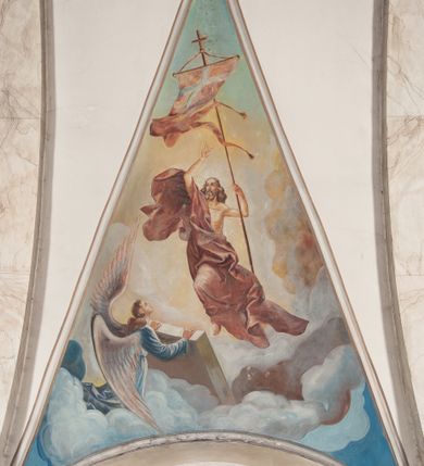 Zdjęcie nr 11: Prezbiterium: 
Sklepienie krzyżowo-żebrowe, dwuprzęsłowe. Pola sklepienne malowane są na kolor beżowy. Od strony wschodniej z centralnie umieszczonymi trzema kolistymi medalionami, mieszczącymi przedstawienie gołębicy Ducha Świętego w obłokach na błękitnym tle (w medalionie centralnym) oraz przeciwstawnie ustawione popiersia dwóch serafinów przedstawionych jako jasnowłosi młodzieńcy w pastelowych szatach, z nimbem wokół głowy (w medalionach skrajnych). W ścianach tarczowych umieszczone wizerunki czterech ewangelistów wraz z ich atrybutami. W pierwszym od wschodu przęśle przedstawienie św. Jana z orłem (po lewej od ołtarza) i św. Mateusza z aniołem (po prawej). W przęśle drugim wizerunek św. Łukasza z uskrzydlonym bykiem (po lewej) i św. Marka z uskrzydlonym lwem (po prawej). Ewangeliści ukazani w popiersiu, na tle błękitnego nieba, obłoków i promienistego nimbu. W dolnej części każdej z kompozycji przedstawione symbole każdego z ewangelistów. Święty Jan ukazany jako młody, jasnowłosy mężczyzna z głową zwróconą w prawo. Ubrany jest w jasnozieloną szatę oraz luźno przerzucony przez ramię różowy płaszcz. W prawym ręku trzyma pióro, w lewym księgę. Świętego Mateusza przedstawiono jako starszego, siwowłosego i brodatego mężczyznę z głową zwróconą w lewo. Ubrany jest w złotą szatę oraz błękitny płaszcz. Swoją lewą rękę składa na piersi, prawą wskazuje w dół. Święty Łukasz przedstawiony jest jako starszy siwowłosy i brodaty mężczyzna ukazany w dynamicznej pozie – z głową z profilu zwróconą w lewo oraz lewą ręką uniesioną do góry. Postać ubrana jest w jasnofioletową szatę oraz błękitny płaszcz. Świętego Marka przedstawiono z ciałem zwróconym w trzech czwartych w prawo i głową ujętą z profilu. Ewangelistę ukazano jako dojrzałego, brodatego mężczyznę o ostrych rysach. Ubrany jest w różową szatę oraz błękitny płaszcz z jasnozieloną podszewką. W swoim prawym ręku trzyma pióro. Elementy architektoniczne takie jak żebra sklepienne, obramienia okien i arkadowych nisz oraz gzyms przebiegający na linii parapetów okiennych są polichromowane w odcieniach szarości z efektem marmoryzacji naśladującej kolorystykę alabastrowych elementów wyposażenia kościoła.
Arkada i ściana tęczowa: Na ścianie tęczowej znajduje się wielopostaciowa, figuralna kompozycja z umieszczonym w centrum przedstawieniem Matki Boskiej Częstochowskiej unoszącej się na skrzydłach orła białego. Przedstawienie to jest flankowane przez dwie grupy świętych. Popiersie Marii z Dzieciątkiem ukazano na tle obłoków oraz promienistej glorii oraz ujęto wieńcem dwunastu gwiazd. Z lewej strony kompozycji ukazano sześcioosobową grupę klęczących świętych, zwracających się w kierunku Marii. Od lewej przedstawiony św. Andrzej Bobola z rękoma skrzyżowanymi na piersi, św. Wojciech w infule i paliuszu szeroko rozpościerający ramiona, św. Kinga w brązowym habicie klaryski z koroną na głowie, błogosławiona Bronisława w jasnoróżowym habicie, z krucyfiksem w dłoni, św. Stanisław biskup i męczennik z pastorałem w dłoni oraz infule na głowie i św. Jadwiga Królowa przedstawiona w złotej koronie i gronostajowym płaszczu. Sześcioosobową grupę świętych ukazanych z prawej strony kompozycji od lewej otwiera postać św. Jana Kantego przedstawionego w birecie oraz obszernym, czerwonym płaszczu z gronostajowym kołnierzem. Za nim przedstawiony św. Stanisław Kostka z rękoma skrzyżowanymi na piersi, następnie św. Jacek w habicie dominikańskim z monstrancją w ręku, błogosławiony Wincenty Kadłubek w stroju biskupim, św. Kazimierz Królewicz w mitrze książęcej oraz czerwonym płaszczu podbitym gronostajem i błogosławiona Salomea przedstawiona w brązowym habicie klaryski, z mitrą na głowie.  
Nawa główna: W nawie sklepienie kolebkowe z lunetami, trójprzęsłowe. Pola sklepienne malowane na kolor jasnobeżowy. W każdym z przęseł, w lunetach sceny figuralne, tworzące cykl ikonograficzny obrazujący sceny z życia Chrystusa i Marii. Wszystkie sceny umieszczone na tle nieba i obłoków. Cykl otwiera scena Zwiastowania umieszczona w pierwszym od prezbiterium przęśle sklepienia po lewej (północnej) stronie. W obłokach ukazani Maria (z prawej) oraz archanioł Gabriel (z lewej), ponad którymi unosi się gołębica Ducha Świętego otoczona świetlistą glorią. Maria przedstawiona jako młoda, jasnowłosa kobieta z ciałem zwróconym w prawo. Głowa otoczona nimbem, pochylona do dołu, prawa ręka złożona na piersi. Postać ubrana jest w białą suknię oraz błękitny płaszcz. Archanioł Gabriel ukazany z profilu w dynamicznej pozie z prawą ręką uniesioną do góry i lewą wyciągniętą do przodu, w której trzyma kwiat lilii. Anioł ubrany jest w długą, jasnoróżową szatę. W kolejnym przęśle przedstawiono Boże Narodzenie. W dolnej części kompozycji ukazani św. Józef (z lewej) i Maria (z prawej) klęczący w obłokach, obok żłóbka z Dzieciątkiem Jezus. Józef ukazany jako dojrzały, brodaty mężczyzna w żółtej szacie i zielonym płaszczu, trzymający w prawej ręce kwiat lilii. Maria przedstawiona jako młoda kobieta z dłońmi złożonymi w geście modlitwy, ubrana w jasnoróżową szatę oraz błękitny płaszcz, którego poła nakrywa jej głowę. Dzieciątko Jezus przepasane białą materią, ukazane frontalnie z rękami wyciągniętymi do góry. W górnej części kompozycji przedstawiony frontalnie długowłosy anioł w jasnozielonej szacie trzymający oburącz banderolę z napisem „GLORIA IN EXCELSIS DEO”. W trzecim przęśle scena Modlitwy w Ogrójcu. Z lewej strony kompozycji przedstawiony z profilu, klęczący Chrystus unoszący do góry ręce złożone w geście modlitwy. Postać ubrana w długą, białą szatę oraz luźno przerzucony przez ramię jasnobłękitny płaszcz. Z prawej strony kompozycji, naprzeciw Chrystusa ukazujący się w obłokach anioł trzymający złoty kielich. Anioł przedstawiony jako długowłosa, młodzieńcza postać ubrana w biało-zielone szaty. Wokół obu postaci rama utworzona z ciemnoszarych, skłębionych obłoków. Kolejne przedstawienia figuralne znajdują się w prawej (południowej) części sklepienia. W pierwszym od strony chóru przęśle przedstawiono Ukrzyżowanie. W centrum kompozycji ukrzyżowany Chrystus z ramionami uniesionymi do góry, tworzącymi linię litery „V”, uniesioną głową w koronie cierniowej oraz stopami przebitymi jednym gwoździem. Postać przepasana długim, białym perizonium. U stóp krzyża ukazani w dynamicznych pozach, z rękoma wzniesionymi do góry św. Jan Ewangelista (z lewej) oraz Maria (z prawej). Święty Jan ubrany w zieloną szatę oraz rozwiany żółto-różowy płaszcz. Maria ukazana w jasnoróżowej sukni oraz granatowo-zielonym płaszczu i chuście na głowie. W kolejnym przęśle przedstawiono scenę Zmartwychwstania. W centrum kompozycji ukazany frontalnie, całopostaciowo zmartwychwstały Chrystus w obszernym, układającym się w dynamicznie załamujące się fałdy, czerwonym płaszczu. Jezus prawą, uniesioną do góry ręką błogosławi, w lewej trzyma chorągiew paschalną. W dolnej części kompozycji przedstawiony anioł w błękitnej szacie podtrzymujący wieko grobowca. W ostatnim przęśle znajduje się scena Wniebowzięcia Marii. W centrum kompozycji, na jasnożółtym tle frontalnie przedstawiona, unosząca się ponad obłokami Maria. Postać ukazana jako młoda kobieta z głową otoczoną wieńcem z gwiazd i rękami uniesionymi do góry. Ubrana jest w jasnoróżową suknię oraz spięty pod szyją, błękitny płaszcz. W dolnej części kompozycji dwa anioły ukazane w dynamicznych pozach. Anioł z lewej strony w zielonej sukni, anioł z prawej w jasnoróżowej. Na ścianie zachodniej kościoła, na wysokości parapetu chóru muzycznego dwie prostokątne płyciny zamknięte łukiem półokrągłym. Płycina z lewej mieści przedstawienie św. Cecylii grającej na organach, płycina z prawej wizerunek króla Dawida grającego na harfie. Pasy gurtów sklepiennych w nawie dekorowane są geometryczną dekoracją z malowanymi pseudopłycinami w kształcie poziomego prostokąta o krótszych bokach zamkniętych łukiem półkolistym z uskokiem. Filary artykułujące nawę, parapet chóru muzycznego oraz gzyms na ścianie zachodniej świątyni polichromowane w odcieniach szarości z efektem marmoryzacji naśladującej kolorystykę alabastrowych elementów wyposażenia kościoła. 
