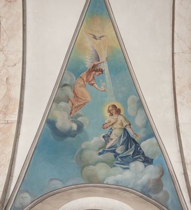 Zdjęcie nr 14: Prezbiterium: 
Sklepienie krzyżowo-żebrowe, dwuprzęsłowe. Pola sklepienne malowane są na kolor beżowy. Od strony wschodniej z centralnie umieszczonymi trzema kolistymi medalionami, mieszczącymi przedstawienie gołębicy Ducha Świętego w obłokach na błękitnym tle (w medalionie centralnym) oraz przeciwstawnie ustawione popiersia dwóch serafinów przedstawionych jako jasnowłosi młodzieńcy w pastelowych szatach, z nimbem wokół głowy (w medalionach skrajnych). W ścianach tarczowych umieszczone wizerunki czterech ewangelistów wraz z ich atrybutami. W pierwszym od wschodu przęśle przedstawienie św. Jana z orłem (po lewej od ołtarza) i św. Mateusza z aniołem (po prawej). W przęśle drugim wizerunek św. Łukasza z uskrzydlonym bykiem (po lewej) i św. Marka z uskrzydlonym lwem (po prawej). Ewangeliści ukazani w popiersiu, na tle błękitnego nieba, obłoków i promienistego nimbu. W dolnej części każdej z kompozycji przedstawione symbole każdego z ewangelistów. Święty Jan ukazany jako młody, jasnowłosy mężczyzna z głową zwróconą w prawo. Ubrany jest w jasnozieloną szatę oraz luźno przerzucony przez ramię różowy płaszcz. W prawym ręku trzyma pióro, w lewym księgę. Świętego Mateusza przedstawiono jako starszego, siwowłosego i brodatego mężczyznę z głową zwróconą w lewo. Ubrany jest w złotą szatę oraz błękitny płaszcz. Swoją lewą rękę składa na piersi, prawą wskazuje w dół. Święty Łukasz przedstawiony jest jako starszy siwowłosy i brodaty mężczyzna ukazany w dynamicznej pozie – z głową z profilu zwróconą w lewo oraz lewą ręką uniesioną do góry. Postać ubrana jest w jasnofioletową szatę oraz błękitny płaszcz. Świętego Marka przedstawiono z ciałem zwróconym w trzech czwartych w prawo i głową ujętą z profilu. Ewangelistę ukazano jako dojrzałego, brodatego mężczyznę o ostrych rysach. Ubrany jest w różową szatę oraz błękitny płaszcz z jasnozieloną podszewką. W swoim prawym ręku trzyma pióro. Elementy architektoniczne takie jak żebra sklepienne, obramienia okien i arkadowych nisz oraz gzyms przebiegający na linii parapetów okiennych są polichromowane w odcieniach szarości z efektem marmoryzacji naśladującej kolorystykę alabastrowych elementów wyposażenia kościoła.
Arkada i ściana tęczowa: Na ścianie tęczowej znajduje się wielopostaciowa, figuralna kompozycja z umieszczonym w centrum przedstawieniem Matki Boskiej Częstochowskiej unoszącej się na skrzydłach orła białego. Przedstawienie to jest flankowane przez dwie grupy świętych. Popiersie Marii z Dzieciątkiem ukazano na tle obłoków oraz promienistej glorii oraz ujęto wieńcem dwunastu gwiazd. Z lewej strony kompozycji ukazano sześcioosobową grupę klęczących świętych, zwracających się w kierunku Marii. Od lewej przedstawiony św. Andrzej Bobola z rękoma skrzyżowanymi na piersi, św. Wojciech w infule i paliuszu szeroko rozpościerający ramiona, św. Kinga w brązowym habicie klaryski z koroną na głowie, błogosławiona Bronisława w jasnoróżowym habicie, z krucyfiksem w dłoni, św. Stanisław biskup i męczennik z pastorałem w dłoni oraz infule na głowie i św. Jadwiga Królowa przedstawiona w złotej koronie i gronostajowym płaszczu. Sześcioosobową grupę świętych ukazanych z prawej strony kompozycji od lewej otwiera postać św. Jana Kantego przedstawionego w birecie oraz obszernym, czerwonym płaszczu z gronostajowym kołnierzem. Za nim przedstawiony św. Stanisław Kostka z rękoma skrzyżowanymi na piersi, następnie św. Jacek w habicie dominikańskim z monstrancją w ręku, błogosławiony Wincenty Kadłubek w stroju biskupim, św. Kazimierz Królewicz w mitrze książęcej oraz czerwonym płaszczu podbitym gronostajem i błogosławiona Salomea przedstawiona w brązowym habicie klaryski, z mitrą na głowie.  
Nawa główna: W nawie sklepienie kolebkowe z lunetami, trójprzęsłowe. Pola sklepienne malowane na kolor jasnobeżowy. W każdym z przęseł, w lunetach sceny figuralne, tworzące cykl ikonograficzny obrazujący sceny z życia Chrystusa i Marii. Wszystkie sceny umieszczone na tle nieba i obłoków. Cykl otwiera scena Zwiastowania umieszczona w pierwszym od prezbiterium przęśle sklepienia po lewej (północnej) stronie. W obłokach ukazani Maria (z prawej) oraz archanioł Gabriel (z lewej), ponad którymi unosi się gołębica Ducha Świętego otoczona świetlistą glorią. Maria przedstawiona jako młoda, jasnowłosa kobieta z ciałem zwróconym w prawo. Głowa otoczona nimbem, pochylona do dołu, prawa ręka złożona na piersi. Postać ubrana jest w białą suknię oraz błękitny płaszcz. Archanioł Gabriel ukazany z profilu w dynamicznej pozie z prawą ręką uniesioną do góry i lewą wyciągniętą do przodu, w której trzyma kwiat lilii. Anioł ubrany jest w długą, jasnoróżową szatę. W kolejnym przęśle przedstawiono Boże Narodzenie. W dolnej części kompozycji ukazani św. Józef (z lewej) i Maria (z prawej) klęczący w obłokach, obok żłóbka z Dzieciątkiem Jezus. Józef ukazany jako dojrzały, brodaty mężczyzna w żółtej szacie i zielonym płaszczu, trzymający w prawej ręce kwiat lilii. Maria przedstawiona jako młoda kobieta z dłońmi złożonymi w geście modlitwy, ubrana w jasnoróżową szatę oraz błękitny płaszcz, którego poła nakrywa jej głowę. Dzieciątko Jezus przepasane białą materią, ukazane frontalnie z rękami wyciągniętymi do góry. W górnej części kompozycji przedstawiony frontalnie długowłosy anioł w jasnozielonej szacie trzymający oburącz banderolę z napisem „GLORIA IN EXCELSIS DEO”. W trzecim przęśle scena Modlitwy w Ogrójcu. Z lewej strony kompozycji przedstawiony z profilu, klęczący Chrystus unoszący do góry ręce złożone w geście modlitwy. Postać ubrana w długą, białą szatę oraz luźno przerzucony przez ramię jasnobłękitny płaszcz. Z prawej strony kompozycji, naprzeciw Chrystusa ukazujący się w obłokach anioł trzymający złoty kielich. Anioł przedstawiony jako długowłosa, młodzieńcza postać ubrana w biało-zielone szaty. Wokół obu postaci rama utworzona z ciemnoszarych, skłębionych obłoków. Kolejne przedstawienia figuralne znajdują się w prawej (południowej) części sklepienia. W pierwszym od strony chóru przęśle przedstawiono Ukrzyżowanie. W centrum kompozycji ukrzyżowany Chrystus z ramionami uniesionymi do góry, tworzącymi linię litery „V”, uniesioną głową w koronie cierniowej oraz stopami przebitymi jednym gwoździem. Postać przepasana długim, białym perizonium. U stóp krzyża ukazani w dynamicznych pozach, z rękoma wzniesionymi do góry św. Jan Ewangelista (z lewej) oraz Maria (z prawej). Święty Jan ubrany w zieloną szatę oraz rozwiany żółto-różowy płaszcz. Maria ukazana w jasnoróżowej sukni oraz granatowo-zielonym płaszczu i chuście na głowie. W kolejnym przęśle przedstawiono scenę Zmartwychwstania. W centrum kompozycji ukazany frontalnie, całopostaciowo zmartwychwstały Chrystus w obszernym, układającym się w dynamicznie załamujące się fałdy, czerwonym płaszczu. Jezus prawą, uniesioną do góry ręką błogosławi, w lewej trzyma chorągiew paschalną. W dolnej części kompozycji przedstawiony anioł w błękitnej szacie podtrzymujący wieko grobowca. W ostatnim przęśle znajduje się scena Wniebowzięcia Marii. W centrum kompozycji, na jasnożółtym tle frontalnie przedstawiona, unosząca się ponad obłokami Maria. Postać ukazana jako młoda kobieta z głową otoczoną wieńcem z gwiazd i rękami uniesionymi do góry. Ubrana jest w jasnoróżową suknię oraz spięty pod szyją, błękitny płaszcz. W dolnej części kompozycji dwa anioły ukazane w dynamicznych pozach. Anioł z lewej strony w zielonej sukni, anioł z prawej w jasnoróżowej. Na ścianie zachodniej kościoła, na wysokości parapetu chóru muzycznego dwie prostokątne płyciny zamknięte łukiem półokrągłym. Płycina z lewej mieści przedstawienie św. Cecylii grającej na organach, płycina z prawej wizerunek króla Dawida grającego na harfie. Pasy gurtów sklepiennych w nawie dekorowane są geometryczną dekoracją z malowanymi pseudopłycinami w kształcie poziomego prostokąta o krótszych bokach zamkniętych łukiem półkolistym z uskokiem. Filary artykułujące nawę, parapet chóru muzycznego oraz gzyms na ścianie zachodniej świątyni polichromowane w odcieniach szarości z efektem marmoryzacji naśladującej kolorystykę alabastrowych elementów wyposażenia kościoła. 
