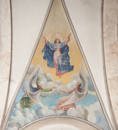 Zdjęcie nr 12: Prezbiterium: 
Sklepienie krzyżowo-żebrowe, dwuprzęsłowe. Pola sklepienne malowane są na kolor beżowy. Od strony wschodniej z centralnie umieszczonymi trzema kolistymi medalionami, mieszczącymi przedstawienie gołębicy Ducha Świętego w obłokach na błękitnym tle (w medalionie centralnym) oraz przeciwstawnie ustawione popiersia dwóch serafinów przedstawionych jako jasnowłosi młodzieńcy w pastelowych szatach, z nimbem wokół głowy (w medalionach skrajnych). W ścianach tarczowych umieszczone wizerunki czterech ewangelistów wraz z ich atrybutami. W pierwszym od wschodu przęśle przedstawienie św. Jana z orłem (po lewej od ołtarza) i św. Mateusza z aniołem (po prawej). W przęśle drugim wizerunek św. Łukasza z uskrzydlonym bykiem (po lewej) i św. Marka z uskrzydlonym lwem (po prawej). Ewangeliści ukazani w popiersiu, na tle błękitnego nieba, obłoków i promienistego nimbu. W dolnej części każdej z kompozycji przedstawione symbole każdego z ewangelistów. Święty Jan ukazany jako młody, jasnowłosy mężczyzna z głową zwróconą w prawo. Ubrany jest w jasnozieloną szatę oraz luźno przerzucony przez ramię różowy płaszcz. W prawym ręku trzyma pióro, w lewym księgę. Świętego Mateusza przedstawiono jako starszego, siwowłosego i brodatego mężczyznę z głową zwróconą w lewo. Ubrany jest w złotą szatę oraz błękitny płaszcz. Swoją lewą rękę składa na piersi, prawą wskazuje w dół. Święty Łukasz przedstawiony jest jako starszy siwowłosy i brodaty mężczyzna ukazany w dynamicznej pozie – z głową z profilu zwróconą w lewo oraz lewą ręką uniesioną do góry. Postać ubrana jest w jasnofioletową szatę oraz błękitny płaszcz. Świętego Marka przedstawiono z ciałem zwróconym w trzech czwartych w prawo i głową ujętą z profilu. Ewangelistę ukazano jako dojrzałego, brodatego mężczyznę o ostrych rysach. Ubrany jest w różową szatę oraz błękitny płaszcz z jasnozieloną podszewką. W swoim prawym ręku trzyma pióro. Elementy architektoniczne takie jak żebra sklepienne, obramienia okien i arkadowych nisz oraz gzyms przebiegający na linii parapetów okiennych są polichromowane w odcieniach szarości z efektem marmoryzacji naśladującej kolorystykę alabastrowych elementów wyposażenia kościoła.
Arkada i ściana tęczowa: Na ścianie tęczowej znajduje się wielopostaciowa, figuralna kompozycja z umieszczonym w centrum przedstawieniem Matki Boskiej Częstochowskiej unoszącej się na skrzydłach orła białego. Przedstawienie to jest flankowane przez dwie grupy świętych. Popiersie Marii z Dzieciątkiem ukazano na tle obłoków oraz promienistej glorii oraz ujęto wieńcem dwunastu gwiazd. Z lewej strony kompozycji ukazano sześcioosobową grupę klęczących świętych, zwracających się w kierunku Marii. Od lewej przedstawiony św. Andrzej Bobola z rękoma skrzyżowanymi na piersi, św. Wojciech w infule i paliuszu szeroko rozpościerający ramiona, św. Kinga w brązowym habicie klaryski z koroną na głowie, błogosławiona Bronisława w jasnoróżowym habicie, z krucyfiksem w dłoni, św. Stanisław biskup i męczennik z pastorałem w dłoni oraz infule na głowie i św. Jadwiga Królowa przedstawiona w złotej koronie i gronostajowym płaszczu. Sześcioosobową grupę świętych ukazanych z prawej strony kompozycji od lewej otwiera postać św. Jana Kantego przedstawionego w birecie oraz obszernym, czerwonym płaszczu z gronostajowym kołnierzem. Za nim przedstawiony św. Stanisław Kostka z rękoma skrzyżowanymi na piersi, następnie św. Jacek w habicie dominikańskim z monstrancją w ręku, błogosławiony Wincenty Kadłubek w stroju biskupim, św. Kazimierz Królewicz w mitrze książęcej oraz czerwonym płaszczu podbitym gronostajem i błogosławiona Salomea przedstawiona w brązowym habicie klaryski, z mitrą na głowie.  
Nawa główna: W nawie sklepienie kolebkowe z lunetami, trójprzęsłowe. Pola sklepienne malowane na kolor jasnobeżowy. W każdym z przęseł, w lunetach sceny figuralne, tworzące cykl ikonograficzny obrazujący sceny z życia Chrystusa i Marii. Wszystkie sceny umieszczone na tle nieba i obłoków. Cykl otwiera scena Zwiastowania umieszczona w pierwszym od prezbiterium przęśle sklepienia po lewej (północnej) stronie. W obłokach ukazani Maria (z prawej) oraz archanioł Gabriel (z lewej), ponad którymi unosi się gołębica Ducha Świętego otoczona świetlistą glorią. Maria przedstawiona jako młoda, jasnowłosa kobieta z ciałem zwróconym w prawo. Głowa otoczona nimbem, pochylona do dołu, prawa ręka złożona na piersi. Postać ubrana jest w białą suknię oraz błękitny płaszcz. Archanioł Gabriel ukazany z profilu w dynamicznej pozie z prawą ręką uniesioną do góry i lewą wyciągniętą do przodu, w której trzyma kwiat lilii. Anioł ubrany jest w długą, jasnoróżową szatę. W kolejnym przęśle przedstawiono Boże Narodzenie. W dolnej części kompozycji ukazani św. Józef (z lewej) i Maria (z prawej) klęczący w obłokach, obok żłóbka z Dzieciątkiem Jezus. Józef ukazany jako dojrzały, brodaty mężczyzna w żółtej szacie i zielonym płaszczu, trzymający w prawej ręce kwiat lilii. Maria przedstawiona jako młoda kobieta z dłońmi złożonymi w geście modlitwy, ubrana w jasnoróżową szatę oraz błękitny płaszcz, którego poła nakrywa jej głowę. Dzieciątko Jezus przepasane białą materią, ukazane frontalnie z rękami wyciągniętymi do góry. W górnej części kompozycji przedstawiony frontalnie długowłosy anioł w jasnozielonej szacie trzymający oburącz banderolę z napisem „GLORIA IN EXCELSIS DEO”. W trzecim przęśle scena Modlitwy w Ogrójcu. Z lewej strony kompozycji przedstawiony z profilu, klęczący Chrystus unoszący do góry ręce złożone w geście modlitwy. Postać ubrana w długą, białą szatę oraz luźno przerzucony przez ramię jasnobłękitny płaszcz. Z prawej strony kompozycji, naprzeciw Chrystusa ukazujący się w obłokach anioł trzymający złoty kielich. Anioł przedstawiony jako długowłosa, młodzieńcza postać ubrana w biało-zielone szaty. Wokół obu postaci rama utworzona z ciemnoszarych, skłębionych obłoków. Kolejne przedstawienia figuralne znajdują się w prawej (południowej) części sklepienia. W pierwszym od strony chóru przęśle przedstawiono Ukrzyżowanie. W centrum kompozycji ukrzyżowany Chrystus z ramionami uniesionymi do góry, tworzącymi linię litery „V”, uniesioną głową w koronie cierniowej oraz stopami przebitymi jednym gwoździem. Postać przepasana długim, białym perizonium. U stóp krzyża ukazani w dynamicznych pozach, z rękoma wzniesionymi do góry św. Jan Ewangelista (z lewej) oraz Maria (z prawej). Święty Jan ubrany w zieloną szatę oraz rozwiany żółto-różowy płaszcz. Maria ukazana w jasnoróżowej sukni oraz granatowo-zielonym płaszczu i chuście na głowie. W kolejnym przęśle przedstawiono scenę Zmartwychwstania. W centrum kompozycji ukazany frontalnie, całopostaciowo zmartwychwstały Chrystus w obszernym, układającym się w dynamicznie załamujące się fałdy, czerwonym płaszczu. Jezus prawą, uniesioną do góry ręką błogosławi, w lewej trzyma chorągiew paschalną. W dolnej części kompozycji przedstawiony anioł w błękitnej szacie podtrzymujący wieko grobowca. W ostatnim przęśle znajduje się scena Wniebowzięcia Marii. W centrum kompozycji, na jasnożółtym tle frontalnie przedstawiona, unosząca się ponad obłokami Maria. Postać ukazana jako młoda kobieta z głową otoczoną wieńcem z gwiazd i rękami uniesionymi do góry. Ubrana jest w jasnoróżową suknię oraz spięty pod szyją, błękitny płaszcz. W dolnej części kompozycji dwa anioły ukazane w dynamicznych pozach. Anioł z lewej strony w zielonej sukni, anioł z prawej w jasnoróżowej. Na ścianie zachodniej kościoła, na wysokości parapetu chóru muzycznego dwie prostokątne płyciny zamknięte łukiem półokrągłym. Płycina z lewej mieści przedstawienie św. Cecylii grającej na organach, płycina z prawej wizerunek króla Dawida grającego na harfie. Pasy gurtów sklepiennych w nawie dekorowane są geometryczną dekoracją z malowanymi pseudopłycinami w kształcie poziomego prostokąta o krótszych bokach zamkniętych łukiem półkolistym z uskokiem. Filary artykułujące nawę, parapet chóru muzycznego oraz gzyms na ścianie zachodniej świątyni polichromowane w odcieniach szarości z efektem marmoryzacji naśladującej kolorystykę alabastrowych elementów wyposażenia kościoła. 
