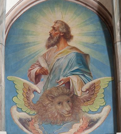 Zdjęcie nr 3: Prezbiterium: 
Sklepienie krzyżowo-żebrowe, dwuprzęsłowe. Pola sklepienne malowane są na kolor beżowy. Od strony wschodniej z centralnie umieszczonymi trzema kolistymi medalionami, mieszczącymi przedstawienie gołębicy Ducha Świętego w obłokach na błękitnym tle (w medalionie centralnym) oraz przeciwstawnie ustawione popiersia dwóch serafinów przedstawionych jako jasnowłosi młodzieńcy w pastelowych szatach, z nimbem wokół głowy (w medalionach skrajnych). W ścianach tarczowych umieszczone wizerunki czterech ewangelistów wraz z ich atrybutami. W pierwszym od wschodu przęśle przedstawienie św. Jana z orłem (po lewej od ołtarza) i św. Mateusza z aniołem (po prawej). W przęśle drugim wizerunek św. Łukasza z uskrzydlonym bykiem (po lewej) i św. Marka z uskrzydlonym lwem (po prawej). Ewangeliści ukazani w popiersiu, na tle błękitnego nieba, obłoków i promienistego nimbu. W dolnej części każdej z kompozycji przedstawione symbole każdego z ewangelistów. Święty Jan ukazany jako młody, jasnowłosy mężczyzna z głową zwróconą w prawo. Ubrany jest w jasnozieloną szatę oraz luźno przerzucony przez ramię różowy płaszcz. W prawym ręku trzyma pióro, w lewym księgę. Świętego Mateusza przedstawiono jako starszego, siwowłosego i brodatego mężczyznę z głową zwróconą w lewo. Ubrany jest w złotą szatę oraz błękitny płaszcz. Swoją lewą rękę składa na piersi, prawą wskazuje w dół. Święty Łukasz przedstawiony jest jako starszy siwowłosy i brodaty mężczyzna ukazany w dynamicznej pozie – z głową z profilu zwróconą w lewo oraz lewą ręką uniesioną do góry. Postać ubrana jest w jasnofioletową szatę oraz błękitny płaszcz. Świętego Marka przedstawiono z ciałem zwróconym w trzech czwartych w prawo i głową ujętą z profilu. Ewangelistę ukazano jako dojrzałego, brodatego mężczyznę o ostrych rysach. Ubrany jest w różową szatę oraz błękitny płaszcz z jasnozieloną podszewką. W swoim prawym ręku trzyma pióro. Elementy architektoniczne takie jak żebra sklepienne, obramienia okien i arkadowych nisz oraz gzyms przebiegający na linii parapetów okiennych są polichromowane w odcieniach szarości z efektem marmoryzacji naśladującej kolorystykę alabastrowych elementów wyposażenia kościoła.
Arkada i ściana tęczowa: Na ścianie tęczowej znajduje się wielopostaciowa, figuralna kompozycja z umieszczonym w centrum przedstawieniem Matki Boskiej Częstochowskiej unoszącej się na skrzydłach orła białego. Przedstawienie to jest flankowane przez dwie grupy świętych. Popiersie Marii z Dzieciątkiem ukazano na tle obłoków oraz promienistej glorii oraz ujęto wieńcem dwunastu gwiazd. Z lewej strony kompozycji ukazano sześcioosobową grupę klęczących świętych, zwracających się w kierunku Marii. Od lewej przedstawiony św. Andrzej Bobola z rękoma skrzyżowanymi na piersi, św. Wojciech w infule i paliuszu szeroko rozpościerający ramiona, św. Kinga w brązowym habicie klaryski z koroną na głowie, błogosławiona Bronisława w jasnoróżowym habicie, z krucyfiksem w dłoni, św. Stanisław biskup i męczennik z pastorałem w dłoni oraz infule na głowie i św. Jadwiga Królowa przedstawiona w złotej koronie i gronostajowym płaszczu. Sześcioosobową grupę świętych ukazanych z prawej strony kompozycji od lewej otwiera postać św. Jana Kantego przedstawionego w birecie oraz obszernym, czerwonym płaszczu z gronostajowym kołnierzem. Za nim przedstawiony św. Stanisław Kostka z rękoma skrzyżowanymi na piersi, następnie św. Jacek w habicie dominikańskim z monstrancją w ręku, błogosławiony Wincenty Kadłubek w stroju biskupim, św. Kazimierz Królewicz w mitrze książęcej oraz czerwonym płaszczu podbitym gronostajem i błogosławiona Salomea przedstawiona w brązowym habicie klaryski, z mitrą na głowie.  
Nawa główna: W nawie sklepienie kolebkowe z lunetami, trójprzęsłowe. Pola sklepienne malowane na kolor jasnobeżowy. W każdym z przęseł, w lunetach sceny figuralne, tworzące cykl ikonograficzny obrazujący sceny z życia Chrystusa i Marii. Wszystkie sceny umieszczone na tle nieba i obłoków. Cykl otwiera scena Zwiastowania umieszczona w pierwszym od prezbiterium przęśle sklepienia po lewej (północnej) stronie. W obłokach ukazani Maria (z prawej) oraz archanioł Gabriel (z lewej), ponad którymi unosi się gołębica Ducha Świętego otoczona świetlistą glorią. Maria przedstawiona jako młoda, jasnowłosa kobieta z ciałem zwróconym w prawo. Głowa otoczona nimbem, pochylona do dołu, prawa ręka złożona na piersi. Postać ubrana jest w białą suknię oraz błękitny płaszcz. Archanioł Gabriel ukazany z profilu w dynamicznej pozie z prawą ręką uniesioną do góry i lewą wyciągniętą do przodu, w której trzyma kwiat lilii. Anioł ubrany jest w długą, jasnoróżową szatę. W kolejnym przęśle przedstawiono Boże Narodzenie. W dolnej części kompozycji ukazani św. Józef (z lewej) i Maria (z prawej) klęczący w obłokach, obok żłóbka z Dzieciątkiem Jezus. Józef ukazany jako dojrzały, brodaty mężczyzna w żółtej szacie i zielonym płaszczu, trzymający w prawej ręce kwiat lilii. Maria przedstawiona jako młoda kobieta z dłońmi złożonymi w geście modlitwy, ubrana w jasnoróżową szatę oraz błękitny płaszcz, którego poła nakrywa jej głowę. Dzieciątko Jezus przepasane białą materią, ukazane frontalnie z rękami wyciągniętymi do góry. W górnej części kompozycji przedstawiony frontalnie długowłosy anioł w jasnozielonej szacie trzymający oburącz banderolę z napisem „GLORIA IN EXCELSIS DEO”. W trzecim przęśle scena Modlitwy w Ogrójcu. Z lewej strony kompozycji przedstawiony z profilu, klęczący Chrystus unoszący do góry ręce złożone w geście modlitwy. Postać ubrana w długą, białą szatę oraz luźno przerzucony przez ramię jasnobłękitny płaszcz. Z prawej strony kompozycji, naprzeciw Chrystusa ukazujący się w obłokach anioł trzymający złoty kielich. Anioł przedstawiony jako długowłosa, młodzieńcza postać ubrana w biało-zielone szaty. Wokół obu postaci rama utworzona z ciemnoszarych, skłębionych obłoków. Kolejne przedstawienia figuralne znajdują się w prawej (południowej) części sklepienia. W pierwszym od strony chóru przęśle przedstawiono Ukrzyżowanie. W centrum kompozycji ukrzyżowany Chrystus z ramionami uniesionymi do góry, tworzącymi linię litery „V”, uniesioną głową w koronie cierniowej oraz stopami przebitymi jednym gwoździem. Postać przepasana długim, białym perizonium. U stóp krzyża ukazani w dynamicznych pozach, z rękoma wzniesionymi do góry św. Jan Ewangelista (z lewej) oraz Maria (z prawej). Święty Jan ubrany w zieloną szatę oraz rozwiany żółto-różowy płaszcz. Maria ukazana w jasnoróżowej sukni oraz granatowo-zielonym płaszczu i chuście na głowie. W kolejnym przęśle przedstawiono scenę Zmartwychwstania. W centrum kompozycji ukazany frontalnie, całopostaciowo zmartwychwstały Chrystus w obszernym, układającym się w dynamicznie załamujące się fałdy, czerwonym płaszczu. Jezus prawą, uniesioną do góry ręką błogosławi, w lewej trzyma chorągiew paschalną. W dolnej części kompozycji przedstawiony anioł w błękitnej szacie podtrzymujący wieko grobowca. W ostatnim przęśle znajduje się scena Wniebowzięcia Marii. W centrum kompozycji, na jasnożółtym tle frontalnie przedstawiona, unosząca się ponad obłokami Maria. Postać ukazana jako młoda kobieta z głową otoczoną wieńcem z gwiazd i rękami uniesionymi do góry. Ubrana jest w jasnoróżową suknię oraz spięty pod szyją, błękitny płaszcz. W dolnej części kompozycji dwa anioły ukazane w dynamicznych pozach. Anioł z lewej strony w zielonej sukni, anioł z prawej w jasnoróżowej. Na ścianie zachodniej kościoła, na wysokości parapetu chóru muzycznego dwie prostokątne płyciny zamknięte łukiem półokrągłym. Płycina z lewej mieści przedstawienie św. Cecylii grającej na organach, płycina z prawej wizerunek króla Dawida grającego na harfie. Pasy gurtów sklepiennych w nawie dekorowane są geometryczną dekoracją z malowanymi pseudopłycinami w kształcie poziomego prostokąta o krótszych bokach zamkniętych łukiem półkolistym z uskokiem. Filary artykułujące nawę, parapet chóru muzycznego oraz gzyms na ścianie zachodniej świątyni polichromowane w odcieniach szarości z efektem marmoryzacji naśladującej kolorystykę alabastrowych elementów wyposażenia kościoła. 
