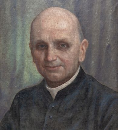 Zdjęcie nr 1: Portret w kształcie stojącego prostokąta. W centrum ukazane popiersie księdza Andrzeja Brasia zwrócone delikatnie w prawo. Twarz szeroka, o rysach starszego mężczyzny, z delikatnym zarostem, wąskimi ustami, długim i prostym nosem i małymi oczami. Włosy z łysiną, krótkie i siwe z tyłu głowy. Ksiądz ubrany w sutannę. Tło w kolorze niebieskim. Rama drewniana, malowana na czarno, boki ramy od wewnątrz złocone, a od zewnątrz zdobione motywem skręconego sznura. W lewym dolnym rogu sygnatura malowana na pomarańczowo „ST(ANISŁAW) CIĘŻADLIK / R(OK) 1966”.

