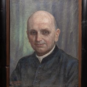 Zdjęcie nr 1: Portret w kształcie stojącego prostokąta. W centrum ukazane popiersie księdza Andrzeja Brasia zwrócone delikatnie w prawo. Twarz szeroka, o rysach starszego mężczyzny, z delikatnym zarostem, wąskimi ustami, długim i prostym nosem i małymi oczami. Włosy z łysiną, krótkie i siwe z tyłu głowy. Ksiądz ubrany w sutannę. Tło w kolorze niebieskim. Rama drewniana, malowana na czarno, boki ramy od wewnątrz złocone, a od zewnątrz zdobione motywem skręconego sznura. W lewym dolnym rogu sygnatura malowana na pomarańczowo „ST(ANISŁAW) CIĘŻADLIK / R(OK) 1966”.

