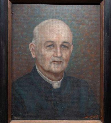 Zdjęcie nr 1: Portret w kształcie stojącego prostokąta. W centrum ukazane popiersie księdza Władysława Bączyńskiego, zwrócone delikatnie w lewo. Twarz szeroka, o rysach starszego mężczyzny, z delikatnym zarostem, wąskimi ustami, krótkim nosem i niebieskimi oczami. Włosy krótkie i siwe, odsłaniające wysokie czoło. Ksiądz ubrany w sutannę. Tło w kolorze brunatnym i błękitnym, rozświetlonym wokół głowy portretowanego. Rama drewniana, malowana na czarno, boki ramy od wewnątrz złocone, a od zewnątrz zdobione motywem skręconego sznura. W prawym dolnym rogu sygnatura malowana na pomarańczowo „ST(ANISŁAW) CIĘŻADLIK”.



