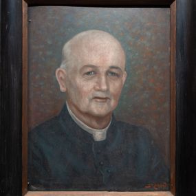 Zdjęcie nr 1: Portret w kształcie stojącego prostokąta. W centrum ukazane popiersie księdza Władysława Bączyńskiego, zwrócone delikatnie w lewo. Twarz szeroka, o rysach starszego mężczyzny, z delikatnym zarostem, wąskimi ustami, krótkim nosem i niebieskimi oczami. Włosy krótkie i siwe, odsłaniające wysokie czoło. Ksiądz ubrany w sutannę. Tło w kolorze brunatnym i błękitnym, rozświetlonym wokół głowy portretowanego. Rama drewniana, malowana na czarno, boki ramy od wewnątrz złocone, a od zewnątrz zdobione motywem skręconego sznura. W prawym dolnym rogu sygnatura malowana na pomarańczowo „ST(ANISŁAW) CIĘŻADLIK”.


