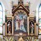 Zdjęcie nr 1: Nastawa ołtarzowa architektoniczna, trójosiowa, jednokondygnacyjna ze zwieńczeniem, na wysokim cokole. Ołtarz drewniany, prostopadłościenny; mensa drewniana. Antepedium w formie leżącego prostokąta ujęte w narożach półkolumienkami, w polu płaskorzeźbione przedstawienie Ostatniej Wieczerzy. Cokół retabulum z czterema pilastrami, stanowiącymi podstawę dla podpór. Osie wydzielone dwiema parami kolumn; środkowe wyższe od bocznych. W polu środkowym głęboka nisza z płaskorzeźbionym przedstawieniem Nawiedzenia Najświętszej Marii Panny i w formie stojącego prostokąta zamkniętego łukiem półkolistym, ujęta parą kolumn o kapitelach kompozytowych; arkada zamknięta trójkątnym szczytem, flankowanym wspornikami z figurkami aniołów; za nim fragment dachu. Osie boczne niższe, z niszami na figury św. Piotra i św. Pawła w formie stojącego prostokąta zamkniętego łukiem półkolistym; od zewnątrz ujęte półkolumienkami o kapitelach korynckich dźwigających fryz i postumenty dla figurek aniołów. Kondygnacja ujęta przyporami. Zwieńczenie w formie ośmiobocznego baldachimu opartego na arkadkach z figurą św. Michała Archanioła. Na szczycie łaciński krzyż o trójlistnie zakończonych ramionach. Na osiach zewnętrznych cokołu prześwity wypełnione wicią roślinną z motywem winnego grona. Cokół zakończony pasem z dekoracją roślinną. Trzony wewnętrznej pary kolumn dekorowane kratką z rozetami, w połowie wysokości ujęte koroną. Trzony zewnętrznej pary podpór zdobione ornamentem geometryczno-roślinnym. Łuki nisz dekorowane stylizowanym maswerkiem; pole szczytu rozetą, gzyms stylizowanymi żabkami. Osie boczne zwieńczone palmetami z rozetą. Kalenica dachu z ciągiem palmet.
Struktura w kolorze naturalnego drewna; ornamentyka i podpory złocone i srebrzone.