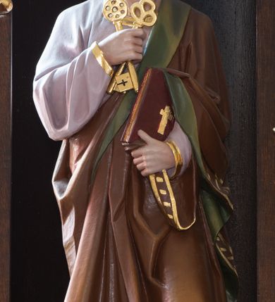 Zdjęcie nr 4: Nastawa ołtarzowa architektoniczna, trójosiowa, jednokondygnacyjna ze zwieńczeniem, na wysokim cokole. Ołtarz drewniany, prostopadłościenny; mensa drewniana. Antepedium w formie leżącego prostokąta ujęte w narożach półkolumienkami, w polu płaskorzeźbione przedstawienie Ostatniej Wieczerzy. Cokół retabulum z czterema pilastrami, stanowiącymi podstawę dla podpór. Osie wydzielone dwiema parami kolumn; środkowe wyższe od bocznych. W polu środkowym głęboka nisza z płaskorzeźbionym przedstawieniem Nawiedzenia Najświętszej Marii Panny i w formie stojącego prostokąta zamkniętego łukiem półkolistym, ujęta parą kolumn o kapitelach kompozytowych; arkada zamknięta trójkątnym szczytem, flankowanym wspornikami z figurkami aniołów; za nim fragment dachu. Osie boczne niższe, z niszami na figury św. Piotra i św. Pawła w formie stojącego prostokąta zamkniętego łukiem półkolistym; od zewnątrz ujęte półkolumienkami o kapitelach korynckich dźwigających fryz i postumenty dla figurek aniołów. Kondygnacja ujęta przyporami. Zwieńczenie w formie ośmiobocznego baldachimu opartego na arkadkach z figurą św. Michała Archanioła. Na szczycie łaciński krzyż o trójlistnie zakończonych ramionach. Na osiach zewnętrznych cokołu prześwity wypełnione wicią roślinną z motywem winnego grona. Cokół zakończony pasem z dekoracją roślinną. Trzony wewnętrznej pary kolumn dekorowane kratką z rozetami, w połowie wysokości ujęte koroną. Trzony zewnętrznej pary podpór zdobione ornamentem geometryczno-roślinnym. Łuki nisz dekorowane stylizowanym maswerkiem; pole szczytu rozetą, gzyms stylizowanymi żabkami. Osie boczne zwieńczone palmetami z rozetą. Kalenica dachu z ciągiem palmet.
Struktura w kolorze naturalnego drewna; ornamentyka i podpory złocone i srebrzone.