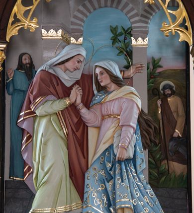 Zdjęcie nr 3: Nastawa ołtarzowa architektoniczna, trójosiowa, jednokondygnacyjna ze zwieńczeniem, na wysokim cokole. Ołtarz drewniany, prostopadłościenny; mensa drewniana. Antepedium w formie leżącego prostokąta ujęte w narożach półkolumienkami, w polu płaskorzeźbione przedstawienie Ostatniej Wieczerzy. Cokół retabulum z czterema pilastrami, stanowiącymi podstawę dla podpór. Osie wydzielone dwiema parami kolumn; środkowe wyższe od bocznych. W polu środkowym głęboka nisza z płaskorzeźbionym przedstawieniem Nawiedzenia Najświętszej Marii Panny i w formie stojącego prostokąta zamkniętego łukiem półkolistym, ujęta parą kolumn o kapitelach kompozytowych; arkada zamknięta trójkątnym szczytem, flankowanym wspornikami z figurkami aniołów; za nim fragment dachu. Osie boczne niższe, z niszami na figury św. Piotra i św. Pawła w formie stojącego prostokąta zamkniętego łukiem półkolistym; od zewnątrz ujęte półkolumienkami o kapitelach korynckich dźwigających fryz i postumenty dla figurek aniołów. Kondygnacja ujęta przyporami. Zwieńczenie w formie ośmiobocznego baldachimu opartego na arkadkach z figurą św. Michała Archanioła. Na szczycie łaciński krzyż o trójlistnie zakończonych ramionach. Na osiach zewnętrznych cokołu prześwity wypełnione wicią roślinną z motywem winnego grona. Cokół zakończony pasem z dekoracją roślinną. Trzony wewnętrznej pary kolumn dekorowane kratką z rozetami, w połowie wysokości ujęte koroną. Trzony zewnętrznej pary podpór zdobione ornamentem geometryczno-roślinnym. Łuki nisz dekorowane stylizowanym maswerkiem; pole szczytu rozetą, gzyms stylizowanymi żabkami. Osie boczne zwieńczone palmetami z rozetą. Kalenica dachu z ciągiem palmet.
Struktura w kolorze naturalnego drewna; ornamentyka i podpory złocone i srebrzone.