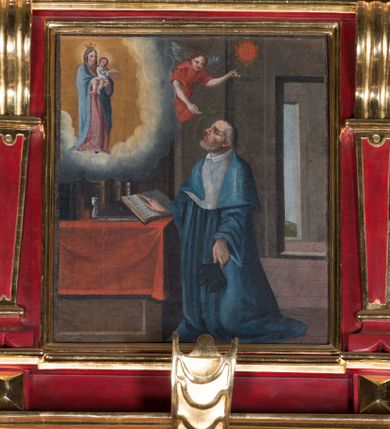 Zdjęcie nr 5: Nastawa ołtarzowa architektoniczna, jednoosiowa, jednokondygnacyjna ze zwieńczeniem, ustawiona na cokole. Partia cokołu zdobiona prostokątnymi płycinami w złoconych ramach z wicią roślinną w polu. Nastawa ujęta parą kolumn, dźwigających pełne belkowanie z wydatnym gzymsem, wyłamane nad polem głównym, po bokach dodatkowo flankowana uszami wykończonymi ornamentem okuciowym oraz niewielkimi płycinami zakończonymi łukiem nadwieszonym. W polu głównym obraz „Przemienienie Pańskie” ujęty w profilowaną ramę w kształcie stojącego prostokąta zamkniętego łukiem półkolistym, poniżej płycina w kształcie leżącego prostokąta z wicią roślinną w polu; w przyłuczach rozety. Kolumny ustawione na bazach, trzony zdobione trzema podwiązanymi festonami z tkaniny, kapitele kompozytowe. Partia belkowania zdobiona po bokach wiciami roślinnymi, a na środku rautem i cekinami. Zwieńczenie ujęte pilastrami o hermowych trzonach zakończonymi wolutami, dźwigającymi niepełne belkowanie z wydatnym gzymsem oraz przerwanym trójkątnym przyczółkiem, zdobionym trzema trójkątnymi obeliskami. W polu obraz w formie stojącego prostokąta, zbliżonego do kwadratu z przedstawieniem Wizji św. Jana z Kęt. Zwieńczenie ujęte uszami z ornamentem okuciowym oraz płycinami w kształcie wklęsło-wypukłym z uskokami. Fryz dekorowany rautami, ornamentem roślinnym oraz kostkowaniem. 
Struktura polichromowana na czerwono, detale, profilowania i ornamentyka złocone.