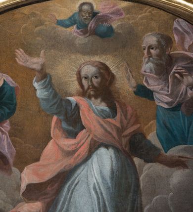 Zdjęcie nr 10: Nastawa ołtarzowa architektoniczna, jednoosiowa, jednokondygnacyjna ze zwieńczeniem, ustawiona na cokole. Partia cokołu zdobiona prostokątnymi płycinami w złoconych ramach z wicią roślinną w polu. Nastawa ujęta parą kolumn, dźwigających pełne belkowanie z wydatnym gzymsem, wyłamane nad polem głównym, po bokach dodatkowo flankowana uszami wykończonymi ornamentem okuciowym oraz niewielkimi płycinami zakończonymi łukiem nadwieszonym. W polu głównym obraz „Przemienienie Pańskie” ujęty w profilowaną ramę w kształcie stojącego prostokąta zamkniętego łukiem półkolistym, poniżej płycina w kształcie leżącego prostokąta z wicią roślinną w polu; w przyłuczach rozety. Kolumny ustawione na bazach, trzony zdobione trzema podwiązanymi festonami z tkaniny, kapitele kompozytowe. Partia belkowania zdobiona po bokach wiciami roślinnymi, a na środku rautem i cekinami. Zwieńczenie ujęte pilastrami o hermowych trzonach zakończonymi wolutami, dźwigającymi niepełne belkowanie z wydatnym gzymsem oraz przerwanym trójkątnym przyczółkiem, zdobionym trzema trójkątnymi obeliskami. W polu obraz w formie stojącego prostokąta, zbliżonego do kwadratu z przedstawieniem Wizji św. Jana z Kęt. Zwieńczenie ujęte uszami z ornamentem okuciowym oraz płycinami w kształcie wklęsło-wypukłym z uskokami. Fryz dekorowany rautami, ornamentem roślinnym oraz kostkowaniem. 
Struktura polichromowana na czerwono, detale, profilowania i ornamentyka złocone.