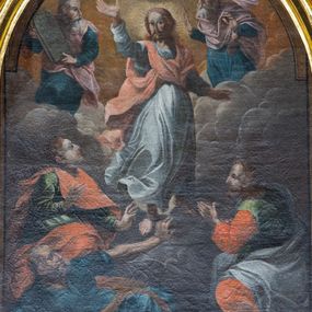 Zdjęcie nr 1: Obraz w formie stojącego prostokąta zamkniętego łukiem półkolistym. W centrum postać Chrystusa wśród obłoków z głową skierowaną w prawą stronę, z prawą ręką uniesioną ku górze, lewą odsuniętą do tyłu. Chrystus ma podłużną twarz, okoloną krótką brodą, duże i ciemne oczy oraz wysokie czoło; długie włosy opadają na plecy; wokół głowy ma promienisty nimb. Ubrany jest w długą, białą suknię z długimi rękawami oraz czerwony płaszcz skrzyżowany na piersiach z jednym końcem rozwianym wzdłuż prawego boku. W dolnej części kompozycji znajdują się trzej apostołowie: św. Jan, św. Jakub i św. Piotr. Wszyscy ukazani w ekspresyjnych pozach, w pozycji półsiedzącej lub półleżącej, wykonujący okazałe gesty. Święty u dołu przedstawiony jako najstarszy o siwych włosach i brodzie, ubrany w niebieską tunikę oraz brązowy płaszcz. Święty po prawej stronie ubrany w czerwoną suknię oraz jasnoszary płaszcz, natomiast święty po lewej ubrany w zieloną suknię oraz czerwony płaszcz. W górnej części kompozycji dwaj starcy wyłaniający się z obłoków: po lewej Mojżesz z tablicami dekalogu w dłoniach, po prawej Eliasz. Obaj o rysach twarzy starszych mężczyzn, z długą i siwą brodą oraz siwymi włosami. Ubrani są w niebieskie suknie z długimi rękawami oraz różowe płaszcze. W zwieńczeniu Bóg Ojciec widoczny w półpostaci na tle obłoków, z prawą ręką uniesioną do góry, lewą wspierający się na niebieskim globie ziemskim. Ubrany jest w niebieską suknię oraz różowy płaszcz. 
