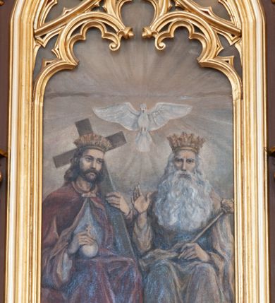 Zdjęcie nr 5: Ołtarz przyścienny, architektoniczny, pięcioosiowy, jednokondygnacyjny ze zwieńczeniem. Antepedium dekorowane płyciną w profilowanej ramie z umieszczonym centralnie czteroliściem oraz krzyżem. Tabernakulum metalowe, jednodrzwiczkowe z umieszczonym centralnie kielichem z hostią na tle kłosów oraz winorośli. Po bokach umieszczone litery „A” i „Ω” na tle krzyża każda. Nastawa posadowiona na wysokim cokole z płycinami wypełnionymi maswerkiem. Osie w układzie schodkowym z osią środkową wyższą i szerszą od bocznych, wydzielone wiązkami służek na postumentach w formie skręconych trzonów, z kapitelami dekorowanymi motywem ostroliścia. Służki zwieńczone pinaklami zakończonymi kwiatonami, w osi środkowej ażurowa wieżyczka w formie zbliżonej do pinakla zakończonego kwiatonem i krzyżem, tworząca baldachim nad figurą Dzieciątka Jezus. Osie środkowe zwieńczone trójkątnymi wimpergami wypełnionymi dekoracją maswerkową. W polu ołtarza obraz Trójcy Świętej w złoconej, profilowanej ramie w kształcie stojącego prostokąta zamkniętego łukiem ostrym z maswerkiem. Poniżej płycina z płaskorzeźbionym krzyżem na tle kłosów. W osiach drugiej i czwartej złocone nisze mieszczące figury św. Stanisława i Wojciecha. Nisze zamknięte od góry muszlami palmetowymi. Pod niszami płyciny wypełnione maswerkiem z fantazyjnym motywem geometrycznym. Osie skrajne wypełnione zdwojonymi blendami z rozetami pośrodku. Struktura ołtarza malowana na brązowo z elementami czerwieni, detal architektoniczny złocony. Figury w pełni polichromowane.