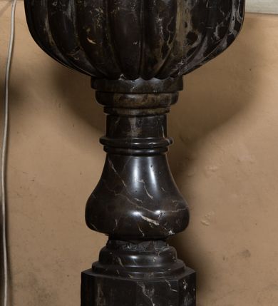 Zdjęcie nr 3: Na niskiej prostopadłościennej, ośmiobocznej, dwustopniowej podstawie, niewielka stopa z trzonem w typie gruszkowym podtrzymującym półkulistą czarę o powierzchni imitującej puklowanie z wklęską i zaoblonym brzegiem. Wewnątrz blaszana misa. Pokrywa w formie korony zamkniętej z obręczą zwieńczoną fleuronami (kwiatonami) i z czterema kabłąkami spiętymi kulą z równoramiennym krzyżem. Na na całej powierzchni imitacje kaboszonów (zaoblonych kamieni szlachetnych).