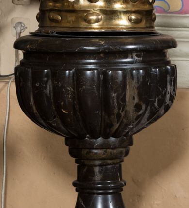 Zdjęcie nr 2: Na niskiej prostopadłościennej, ośmiobocznej, dwustopniowej podstawie, niewielka stopa z trzonem w typie gruszkowym podtrzymującym półkulistą czarę o powierzchni imitującej puklowanie z wklęską i zaoblonym brzegiem. Wewnątrz blaszana misa. Pokrywa w formie korony zamkniętej z obręczą zwieńczoną fleuronami (kwiatonami) i z czterema kabłąkami spiętymi kulą z równoramiennym krzyżem. Na na całej powierzchni imitacje kaboszonów (zaoblonych kamieni szlachetnych).