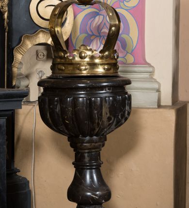 Zdjęcie nr 1: Na niskiej prostopadłościennej, ośmiobocznej, dwustopniowej podstawie, niewielka stopa z trzonem w typie gruszkowym podtrzymującym półkulistą czarę o powierzchni imitującej puklowanie z wklęską i zaoblonym brzegiem. Wewnątrz blaszana misa. Pokrywa w formie korony zamkniętej z obręczą zwieńczoną fleuronami (kwiatonami) i z czterema kabłąkami spiętymi kulą z równoramiennym krzyżem. Na na całej powierzchni imitacje kaboszonów (zaoblonych kamieni szlachetnych).