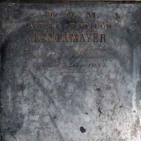 Zdjęcie nr 1: Tablica w kształcie stojącego prostokąta w kamiennej, profilowanej ramie z inskrypcją: &quot;D(EO) O(PTIMO) M(AXIMO) / ANIELA Z DORAUÓW / KIRCHMAYER / wzór córki, matki, obywatelki / urodzona d(nia) 4. Kwietnia 1805 r(oku) / zmarła d(nia) 3.Lutego 1868 r(oku)&quot;