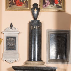 Zdjęcie nr 1: Nagrobek utworzony z wysokiego cokołu z tablicą inskrypcyjną oraz kolumny stojącej na bazie i zwieńczonej urną zdobioną złoconym krzyżem. Na kolumnie inskrypcja: "D(EO) O(PTIMO) M(AXIMO)". Na tablicy na cokole inskrypcja "Tu spoczywają zwłoki ś(więtej) p(amięci) / JANA KANTEGO KIRCHMAJERA / Sędziego Pokoju okręgu Mogilskiego. Dziedzica wsi Krzesławic / który przeżywszy lat 39, a w małżeństwie lat 7, w czasie okropnej choroby Cholera Morbus / zwanej z troskliwością Oycowską ratując swoich poddanych, niosąc im własną ręką / pomoc, z narażeniem życia, sam nakoniec dnia 23. lipca r(oku) 1831. na tęż chorobę / przeniósł się do wieczności / Pozostała żona Aniela z Dorawow KIRCHMAJEROWA, / opłakując nieodzałowaną stratę najlepszego męża, na wieczną pamiątkę miłości, / pomnik ten poświęca". 