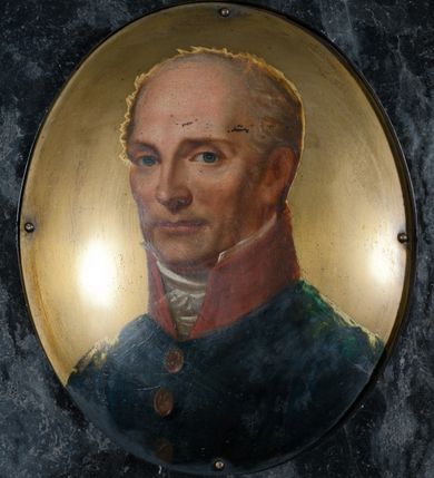 Zdjęcie nr 3: Nagrobek w formie steli zwężającej się nieznacznie ku górze, zakończonej gzymsem zdobionym festonem spiętym rozetą. Nad gzymsem cokół o ściętych narożach zdobiony uskrzydloną klepsydrą i zwieńczony amforą. W górnej części steli owalny portret zmarłego ukazanego w trzech czwartych, w prawo. Jego twarz jest szczupła, z wyraźnie zaznaczonymi łukami brwiowymi, wysokim czołem, uwypuklonymi kośćmi policzkowymi, prostym, długi, nosem. Oczy ma zwrócone na wprost, a usta zaciśnięte. Włosy jasne, krótkie, po bokach głowy. Ubrany w granatowy mundur, zapinany na trzy złote guzy z czerwoną stójką i koronkowym żabotem. Popiersie na blaszanym tle. Poniżej portretu inskrypcja:  "Na pamiątkę / Mateusza Kirchmajer / Syna Józefa i Maryanny z Bartschów Kirchmajerów, / Obywatela i Sędziego Pokoju Rzeczypospolitej Krakowskiej, / zmarłego bezżennie w 55 roku życia swojego, / dnia 8go sierpnia 1831 lata, / Pozostałe Rodzeństwo w dowód przywiązania, / pomnik ten w roku 1834 położyło. / Usługi dla Dobra Kraju podjęte, prace w Towarzystwach dobroczyn/nych, przeznaczona ostatnią wolą część majątku na wsparcie nędzy, / przekazały następnym wdzięczną pamięć i jego cnót i zasług. / Zwłoki spoczywają w grobie rodzinnym Kościoła tego, / Duch złączony z Bogiem, w Bogu spoczywa"