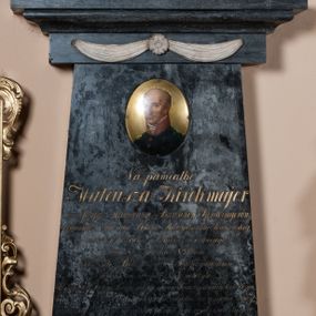 Zdjęcie nr 1: Nagrobek w formie steli zwężającej się nieznacznie ku górze, zakończonej gzymsem zdobionym festonem spiętym rozetą. Nad gzymsem cokół o ściętych narożach zdobiony uskrzydloną klepsydrą i zwieńczony amforą. W górnej części steli owalny portret zmarłego ukazanego w trzech czwartych, w prawo. Jego twarz jest szczupła, z wyraźnie zaznaczonymi łukami brwiowymi, wysokim czołem, uwypuklonymi kośćmi policzkowymi, prostym, długi, nosem. Oczy ma zwrócone na wprost, a usta zaciśnięte. Włosy jasne, krótkie, po bokach głowy. Ubrany w granatowy mundur, zapinany na trzy złote guzy z czerwoną stójką i koronkowym żabotem. Popiersie na blaszanym tle. Poniżej portretu inskrypcja:  "Na pamiątkę / Mateusza Kirchmajer / Syna Józefa i Maryanny z Bartschów Kirchmajerów, / Obywatela i Sędziego Pokoju Rzeczypospolitej Krakowskiej, / zmarłego bezżennie w 55 roku życia swojego, / dnia 8go sierpnia 1831 lata, / Pozostałe Rodzeństwo w dowód przywiązania, / pomnik ten w roku 1834 położyło. / Usługi dla Dobra Kraju podjęte, prace w Towarzystwach dobroczyn/nych, przeznaczona ostatnią wolą część majątku na wsparcie nędzy, / przekazały następnym wdzięczną pamięć i jego cnót i zasług. / Zwłoki spoczywają w grobie rodzinnym Kościoła tego, / Duch złączony z Bogiem, w Bogu spoczywa"