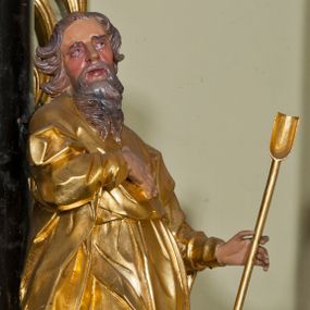 Zdjęcie nr 1: Rzeźba ścięta z tyłu, drążona, ustawiona na niskiej podstawie. Figura zwrócona w trzech czwartych w lewo, z głową ukazaną frontalnie, lekko przechyloną na prawe ramię. Święty stoi w kontrapoście, delikatnie przechylając się do tyłu. Jego prawa ręka spoczywa na piersi, a w lewej odchylonej od ciała trzyma wiosło. Jego twarz jest szczupła, o wyraźnie podkreślonych i wygiętych łukach brwiowych, oczy głęboko osadzone, spoglądające ku górze, nos krótki, szeroki, usta pełne i delikatnie rozchylone. Twarz okala długa broda, opadająca faliście na pierś. Włosy kręcone, formowane w osobne pukle, ekspresyjnie rozwiane. Święty jest ubrany w długą szatę o wąskich rękawach, przepasaną w talii, ściśle przylegającą do ciała w partii torsu, układającą się w ostre fałdy u dołu. Polichromia naturalistyczna w odsłoniętych partiach ciała, szaty i atrybut złocony.