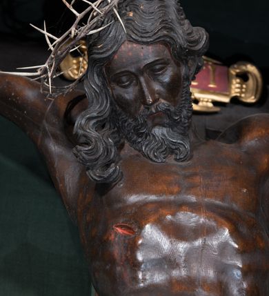 Zdjęcie nr 6: Chrystus ukazany w typie christo morte, w silnym zwisie, z głową opadającą na prawe ramię, nogami delikatnie ugiętymi w kolanach i skrzyżowanymi stopami przebitymi jednym gwoździem. Twarz pociągła, szczupła o wyraźnie zaznaczonych kościach policzkowych i długim nosie, z zamkniętymi oczami. Twarz okolona krótką, falowaną brodą. Włosy falowane, długie opadające na prawie ramię. Ciało szczupłe, o wyraźnie zarysowanej muskulaturze i klatce piersiowej. Perizonium gęsto drapowane w drobne fałdki, ściśle opinające biodra, przewiązane po prawej stronie, ze zwisem tkaniny sięgającym kolan.  Na górnej belce krzyża titulus w formie kartusza, z dekoracją małżowinową oraz napisem &quot;INRI&quot;. Ciało polichromowane na brązowo, szaty złocone.