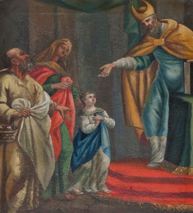 Zdjęcie nr 1: Obraz w formie stojącego prostokąta o ściętych narożach, w drewnianej, złoconej, profilowanej ramie z ornamentem roślinnym. W centrum obrazu postać Marii przedstawionej jako dziewczynka, wstępującej po stopniach na ołtarz. W prawej części obrazu pochylający się ku Marii kapłan. W lewej części kompozycji postacie Anny i Joachima. Maria zwrócona w trzech czwartych w lewo z dłońmi skrzyżowanymi na piersi, jest ubrana w białą suknię i granatowy płaszcz przewiązany przez lewe ramię. Stojący na kilkustopniowym podwyższeniu nakrytym czerwonym dywanem arcykapłan jest ubrany w niebieską tunikę, na którą zarzucony jest żółty płaszcz, a głowę nakrywa mitra. Przed nim znajduje się stolik nakryty zielonym suknem, na nim opiera przytrzymywaną lewą dłonią księgę. Joachim jest ubrany w jasną suknię i jasny płaszcz przytrzymywany w prawej dłoni; na ręce zawieszony ma koszyk z gołębiami. Anna jest ubrana w zieloną suknię, czerwony płaszcz i żółtą chustę na głowie. Ich twarze modelowane są sumarycznie, szkicowo. W tle fragment architektury z rozpostartą zieloną kotarą.  