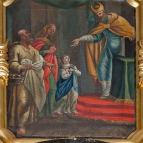 Zdjęcie nr 1: Obraz w formie stojącego prostokąta o ściętych narożach, w drewnianej, złoconej, profilowanej ramie z ornamentem roślinnym. W centrum obrazu postać Marii przedstawionej jako dziewczynka, wstępującej po stopniach na ołtarz. W prawej części obrazu pochylający się ku Marii kapłan. W lewej części kompozycji postacie Anny i Joachima. Maria zwrócona w trzech czwartych w lewo z dłońmi skrzyżowanymi na piersi, jest ubrana w białą suknię i granatowy płaszcz przewiązany przez lewe ramię. Stojący na kilkustopniowym podwyższeniu nakrytym czerwonym dywanem arcykapłan jest ubrany w niebieską tunikę, na którą zarzucony jest żółty płaszcz, a głowę nakrywa mitra. Przed nim znajduje się stolik nakryty zielonym suknem, na nim opiera przytrzymywaną lewą dłonią księgę. Joachim jest ubrany w jasną suknię i jasny płaszcz przytrzymywany w prawej dłoni; na ręce zawieszony ma koszyk z gołębiami. Anna jest ubrana w zieloną suknię, czerwony płaszcz i żółtą chustę na głowie. Ich twarze modelowane są sumarycznie, szkicowo. W tle fragment architektury z rozpostartą zieloną kotarą.  