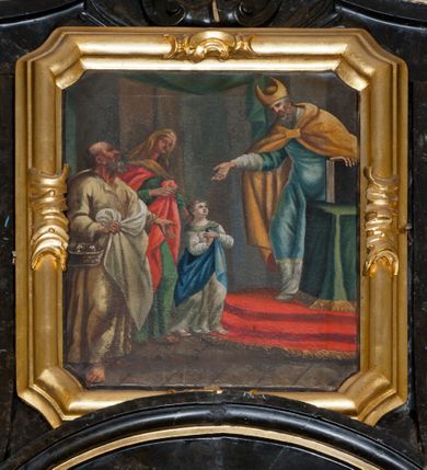 Zdjęcie nr 2: Obraz w formie stojącego prostokąta o ściętych narożach, w drewnianej, złoconej, profilowanej ramie z ornamentem roślinnym. W centrum obrazu postać Marii przedstawionej jako dziewczynka, wstępującej po stopniach na ołtarz. W prawej części obrazu pochylający się ku Marii kapłan. W lewej części kompozycji postacie Anny i Joachima. Maria zwrócona w trzech czwartych w lewo z dłońmi skrzyżowanymi na piersi, jest ubrana w białą suknię i granatowy płaszcz przewiązany przez lewe ramię. Stojący na kilkustopniowym podwyższeniu nakrytym czerwonym dywanem arcykapłan jest ubrany w niebieską tunikę, na którą zarzucony jest żółty płaszcz, a głowę nakrywa mitra. Przed nim znajduje się stolik nakryty zielonym suknem, na nim opiera przytrzymywaną lewą dłonią księgę. Joachim jest ubrany w jasną suknię i jasny płaszcz przytrzymywany w prawej dłoni; na ręce zawieszony ma koszyk z gołębiami. Anna jest ubrana w zieloną suknię, czerwony płaszcz i żółtą chustę na głowie. Ich twarze modelowane są sumarycznie, szkicowo. W tle fragment architektury z rozpostartą zieloną kotarą.  