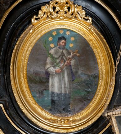 Zdjęcie nr 6: Ołtarz jednoosiowy, jednokondygnacyjny ze zwieńczeniem. Mensa marmurowa, antepedium z płyciną w kształcie leżącego prostokąta o ściętych ćwierćkoliście narożach oraz drewnianym i płaskorzeźbionym przedstawieniem Baranka Eucharystycznego leżącego na księdze, na obłoku, w glorii. Nastawa ujęta parą stojących na ukośnie dostawionych postumentach kolumn kompozytowych na tle zwielokrotnionych pilastrów, dźwigających pełne belkowanie z wydatnym gzymsem, wyłamane na osi podpór oraz przerwany półkolisty przyczółek. Belkowanie rozerwane owalnym polem z obrazem ukazującym św. Jana Nepomucena. Po zewnętrznej stronie podpór figury św. Anny i św. Joachima na wydatnych wspornikach. W polu środkowym profilowana rama w formie stojącego prostokąta z obrazem św. Wawrzyńca. Zwieńczenie w formie stojącego prostokąta, ujęte zdwojonymi pilastrami; zamknięte gzymsem przyjmującym kształt łuku w ośli grzbiet zakończonego stylizowaną palmetą. W polu profilowana rama w formie stojącego prostokąta o ściętych narożach z obrazem „Ofiarowanie Marii do świątyni”. Trzony pilastrów dekorowane kampanulami. Imposty dekorowane z trzech stron rozetami, fryz nad polem środkowym retabulum akantem. Kondygnacja ujęta uszami utworzonymi z suchego akantu z motywem słonecznika. Trzony pilastrów zwieńczenia dekorowane płycinami z kampanulami. Pole obrazowe flankowane liśćmi palmowymi, zwieńczone kamienną muszlą. Na gzymsie zwieńczenia umieszczono festony. Ornamentyka, profilowania i kapitele kolumn są złocone.