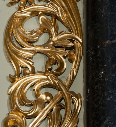 Zdjęcie nr 11: Ołtarz jednoosiowy, jednokondygnacyjny ze zwieńczeniem. Mensa marmurowa, antepedium z płyciną w kształcie leżącego prostokąta o ściętych ćwierćkoliście narożach oraz drewnianym i płaskorzeźbionym przedstawieniem Baranka Eucharystycznego leżącego na księdze, na obłoku, w glorii. Nastawa ujęta parą stojących na ukośnie dostawionych postumentach kolumn kompozytowych na tle zwielokrotnionych pilastrów, dźwigających pełne belkowanie z wydatnym gzymsem, wyłamane na osi podpór oraz przerwany półkolisty przyczółek. Belkowanie rozerwane owalnym polem z obrazem ukazującym św. Jana Nepomucena. Po zewnętrznej stronie podpór figury św. Anny i św. Joachima na wydatnych wspornikach. W polu środkowym profilowana rama w formie stojącego prostokąta z obrazem św. Wawrzyńca. Zwieńczenie w formie stojącego prostokąta, ujęte zdwojonymi pilastrami; zamknięte gzymsem przyjmującym kształt łuku w ośli grzbiet zakończonego stylizowaną palmetą. W polu profilowana rama w formie stojącego prostokąta o ściętych narożach z obrazem „Ofiarowanie Marii do świątyni”. Trzony pilastrów dekorowane kampanulami. Imposty dekorowane z trzech stron rozetami, fryz nad polem środkowym retabulum akantem. Kondygnacja ujęta uszami utworzonymi z suchego akantu z motywem słonecznika. Trzony pilastrów zwieńczenia dekorowane płycinami z kampanulami. Pole obrazowe flankowane liśćmi palmowymi, zwieńczone kamienną muszlą. Na gzymsie zwieńczenia umieszczono festony. Ornamentyka, profilowania i kapitele kolumn są złocone.