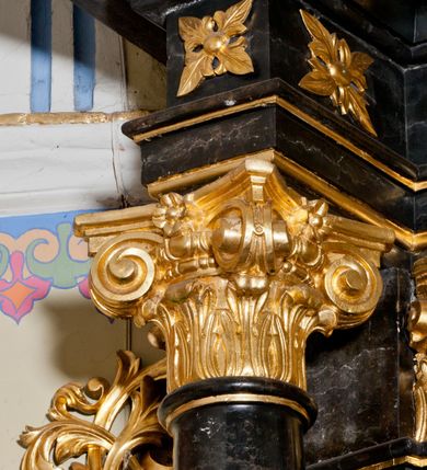 Zdjęcie nr 9: Ołtarz jednoosiowy, jednokondygnacyjny ze zwieńczeniem. Mensa marmurowa, antepedium z płyciną w kształcie leżącego prostokąta o ściętych ćwierćkoliście narożach oraz drewnianym i płaskorzeźbionym przedstawieniem Baranka Eucharystycznego leżącego na księdze, na obłoku, w glorii. Nastawa ujęta parą stojących na ukośnie dostawionych postumentach kolumn kompozytowych na tle zwielokrotnionych pilastrów, dźwigających pełne belkowanie z wydatnym gzymsem, wyłamane na osi podpór oraz przerwany półkolisty przyczółek. Belkowanie rozerwane owalnym polem z obrazem ukazującym św. Jana Nepomucena. Po zewnętrznej stronie podpór figury św. Anny i św. Joachima na wydatnych wspornikach. W polu środkowym profilowana rama w formie stojącego prostokąta z obrazem św. Wawrzyńca. Zwieńczenie w formie stojącego prostokąta, ujęte zdwojonymi pilastrami; zamknięte gzymsem przyjmującym kształt łuku w ośli grzbiet zakończonego stylizowaną palmetą. W polu profilowana rama w formie stojącego prostokąta o ściętych narożach z obrazem „Ofiarowanie Marii do świątyni”. Trzony pilastrów dekorowane kampanulami. Imposty dekorowane z trzech stron rozetami, fryz nad polem środkowym retabulum akantem. Kondygnacja ujęta uszami utworzonymi z suchego akantu z motywem słonecznika. Trzony pilastrów zwieńczenia dekorowane płycinami z kampanulami. Pole obrazowe flankowane liśćmi palmowymi, zwieńczone kamienną muszlą. Na gzymsie zwieńczenia umieszczono festony. Ornamentyka, profilowania i kapitele kolumn są złocone.