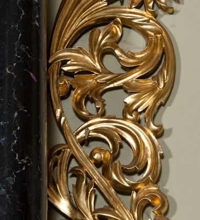 Zdjęcie nr 12: Ołtarz jednoosiowy, jednokondygnacyjny ze zwieńczeniem. Mensa marmurowa, antepedium z płyciną w kształcie leżącego prostokąta o ściętych ćwierćkoliście narożach oraz drewnianym i płaskorzeźbionym przedstawieniem Baranka Eucharystycznego leżącego na księdze, na obłoku, w glorii. Nastawa ujęta parą stojących na ukośnie dostawionych postumentach kolumn kompozytowych na tle zwielokrotnionych pilastrów, dźwigających pełne belkowanie z wydatnym gzymsem, wyłamane na osi podpór oraz przerwany półkolisty przyczółek. Belkowanie rozerwane owalnym polem z obrazem ukazującym św. Jana Nepomucena. Po zewnętrznej stronie podpór figury św. Anny i św. Joachima na wydatnych wspornikach. W polu środkowym profilowana rama w formie stojącego prostokąta z obrazem św. Wawrzyńca. Zwieńczenie w formie stojącego prostokąta, ujęte zdwojonymi pilastrami; zamknięte gzymsem przyjmującym kształt łuku w ośli grzbiet zakończonego stylizowaną palmetą. W polu profilowana rama w formie stojącego prostokąta o ściętych narożach z obrazem „Ofiarowanie Marii do świątyni”. Trzony pilastrów dekorowane kampanulami. Imposty dekorowane z trzech stron rozetami, fryz nad polem środkowym retabulum akantem. Kondygnacja ujęta uszami utworzonymi z suchego akantu z motywem słonecznika. Trzony pilastrów zwieńczenia dekorowane płycinami z kampanulami. Pole obrazowe flankowane liśćmi palmowymi, zwieńczone kamienną muszlą. Na gzymsie zwieńczenia umieszczono festony. Ornamentyka, profilowania i kapitele kolumn są złocone.