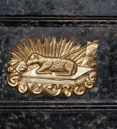 Zdjęcie nr 10: Ołtarz jednoosiowy, jednokondygnacyjny ze zwieńczeniem. Mensa marmurowa, antepedium z płyciną w kształcie leżącego prostokąta o ściętych ćwierćkoliście narożach oraz drewnianym i płaskorzeźbionym przedstawieniem Baranka Eucharystycznego leżącego na księdze, na obłoku, w glorii. Nastawa ujęta parą stojących na ukośnie dostawionych postumentach kolumn kompozytowych na tle zwielokrotnionych pilastrów, dźwigających pełne belkowanie z wydatnym gzymsem, wyłamane na osi podpór oraz przerwany półkolisty przyczółek. Belkowanie rozerwane owalnym polem z obrazem ukazującym św. Jana Nepomucena. Po zewnętrznej stronie podpór figury św. Anny i św. Joachima na wydatnych wspornikach. W polu środkowym profilowana rama w formie stojącego prostokąta z obrazem św. Wawrzyńca. Zwieńczenie w formie stojącego prostokąta, ujęte zdwojonymi pilastrami; zamknięte gzymsem przyjmującym kształt łuku w ośli grzbiet zakończonego stylizowaną palmetą. W polu profilowana rama w formie stojącego prostokąta o ściętych narożach z obrazem „Ofiarowanie Marii do świątyni”. Trzony pilastrów dekorowane kampanulami. Imposty dekorowane z trzech stron rozetami, fryz nad polem środkowym retabulum akantem. Kondygnacja ujęta uszami utworzonymi z suchego akantu z motywem słonecznika. Trzony pilastrów zwieńczenia dekorowane płycinami z kampanulami. Pole obrazowe flankowane liśćmi palmowymi, zwieńczone kamienną muszlą. Na gzymsie zwieńczenia umieszczono festony. Ornamentyka, profilowania i kapitele kolumn są złocone.