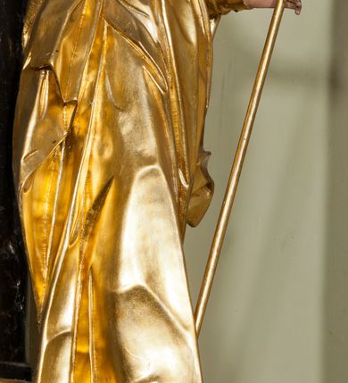 Zdjęcie nr 19: Ołtarz jednoosiowy, jednokondygnacyjny ze zwieńczeniem. Mensa marmurowa, antepedium z płyciną w kształcie leżącego prostokąta o ściętych ćwierćkoliście narożach oraz drewnianym i płaskorzeźbionym przedstawieniem Baranka Eucharystycznego leżącego na księdze, na obłoku, w glorii. Nastawa ujęta parą stojących na ukośnie dostawionych postumentach kolumn kompozytowych na tle zwielokrotnionych pilastrów, dźwigających pełne belkowanie z wydatnym gzymsem, wyłamane na osi podpór oraz przerwany półkolisty przyczółek. Belkowanie rozerwane owalnym polem z obrazem ukazującym św. Jana Nepomucena. Po zewnętrznej stronie podpór figury św. Anny i św. Joachima na wydatnych wspornikach. W polu środkowym profilowana rama w formie stojącego prostokąta z obrazem św. Wawrzyńca. Zwieńczenie w formie stojącego prostokąta, ujęte zdwojonymi pilastrami; zamknięte gzymsem przyjmującym kształt łuku w ośli grzbiet zakończonego stylizowaną palmetą. W polu profilowana rama w formie stojącego prostokąta o ściętych narożach z obrazem „Ofiarowanie Marii do świątyni”. Trzony pilastrów dekorowane kampanulami. Imposty dekorowane z trzech stron rozetami, fryz nad polem środkowym retabulum akantem. Kondygnacja ujęta uszami utworzonymi z suchego akantu z motywem słonecznika. Trzony pilastrów zwieńczenia dekorowane płycinami z kampanulami. Pole obrazowe flankowane liśćmi palmowymi, zwieńczone kamienną muszlą. Na gzymsie zwieńczenia umieszczono festony. Ornamentyka, profilowania i kapitele kolumn są złocone.