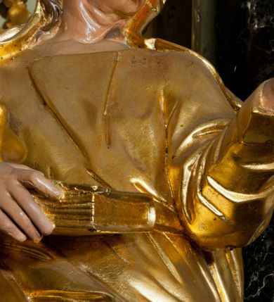 Zdjęcie nr 24: Ołtarz jednoosiowy, jednokondygnacyjny ze zwieńczeniem. Mensa marmurowa, antepedium z płyciną w kształcie leżącego prostokąta o ściętych ćwierćkoliście narożach oraz drewnianym i płaskorzeźbionym przedstawieniem Baranka Eucharystycznego leżącego na księdze, na obłoku, w glorii. Nastawa ujęta parą stojących na ukośnie dostawionych postumentach kolumn kompozytowych na tle zwielokrotnionych pilastrów, dźwigających pełne belkowanie z wydatnym gzymsem, wyłamane na osi podpór oraz przerwany półkolisty przyczółek. Belkowanie rozerwane owalnym polem z obrazem ukazującym św. Jana Nepomucena. Po zewnętrznej stronie podpór figury św. Anny i św. Joachima na wydatnych wspornikach. W polu środkowym profilowana rama w formie stojącego prostokąta z obrazem św. Wawrzyńca. Zwieńczenie w formie stojącego prostokąta, ujęte zdwojonymi pilastrami; zamknięte gzymsem przyjmującym kształt łuku w ośli grzbiet zakończonego stylizowaną palmetą. W polu profilowana rama w formie stojącego prostokąta o ściętych narożach z obrazem „Ofiarowanie Marii do świątyni”. Trzony pilastrów dekorowane kampanulami. Imposty dekorowane z trzech stron rozetami, fryz nad polem środkowym retabulum akantem. Kondygnacja ujęta uszami utworzonymi z suchego akantu z motywem słonecznika. Trzony pilastrów zwieńczenia dekorowane płycinami z kampanulami. Pole obrazowe flankowane liśćmi palmowymi, zwieńczone kamienną muszlą. Na gzymsie zwieńczenia umieszczono festony. Ornamentyka, profilowania i kapitele kolumn są złocone.