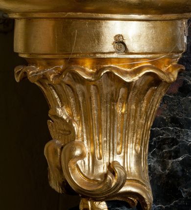 Zdjęcie nr 26: Ołtarz jednoosiowy, jednokondygnacyjny ze zwieńczeniem. Mensa marmurowa, antepedium z płyciną w kształcie leżącego prostokąta o ściętych ćwierćkoliście narożach oraz drewnianym i płaskorzeźbionym przedstawieniem Baranka Eucharystycznego leżącego na księdze, na obłoku, w glorii. Nastawa ujęta parą stojących na ukośnie dostawionych postumentach kolumn kompozytowych na tle zwielokrotnionych pilastrów, dźwigających pełne belkowanie z wydatnym gzymsem, wyłamane na osi podpór oraz przerwany półkolisty przyczółek. Belkowanie rozerwane owalnym polem z obrazem ukazującym św. Jana Nepomucena. Po zewnętrznej stronie podpór figury św. Anny i św. Joachima na wydatnych wspornikach. W polu środkowym profilowana rama w formie stojącego prostokąta z obrazem św. Wawrzyńca. Zwieńczenie w formie stojącego prostokąta, ujęte zdwojonymi pilastrami; zamknięte gzymsem przyjmującym kształt łuku w ośli grzbiet zakończonego stylizowaną palmetą. W polu profilowana rama w formie stojącego prostokąta o ściętych narożach z obrazem „Ofiarowanie Marii do świątyni”. Trzony pilastrów dekorowane kampanulami. Imposty dekorowane z trzech stron rozetami, fryz nad polem środkowym retabulum akantem. Kondygnacja ujęta uszami utworzonymi z suchego akantu z motywem słonecznika. Trzony pilastrów zwieńczenia dekorowane płycinami z kampanulami. Pole obrazowe flankowane liśćmi palmowymi, zwieńczone kamienną muszlą. Na gzymsie zwieńczenia umieszczono festony. Ornamentyka, profilowania i kapitele kolumn są złocone.