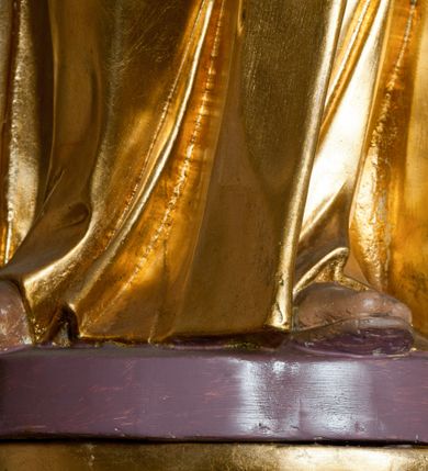 Zdjęcie nr 25: Ołtarz jednoosiowy, jednokondygnacyjny ze zwieńczeniem. Mensa marmurowa, antepedium z płyciną w kształcie leżącego prostokąta o ściętych ćwierćkoliście narożach oraz drewnianym i płaskorzeźbionym przedstawieniem Baranka Eucharystycznego leżącego na księdze, na obłoku, w glorii. Nastawa ujęta parą stojących na ukośnie dostawionych postumentach kolumn kompozytowych na tle zwielokrotnionych pilastrów, dźwigających pełne belkowanie z wydatnym gzymsem, wyłamane na osi podpór oraz przerwany półkolisty przyczółek. Belkowanie rozerwane owalnym polem z obrazem ukazującym św. Jana Nepomucena. Po zewnętrznej stronie podpór figury św. Anny i św. Joachima na wydatnych wspornikach. W polu środkowym profilowana rama w formie stojącego prostokąta z obrazem św. Wawrzyńca. Zwieńczenie w formie stojącego prostokąta, ujęte zdwojonymi pilastrami; zamknięte gzymsem przyjmującym kształt łuku w ośli grzbiet zakończonego stylizowaną palmetą. W polu profilowana rama w formie stojącego prostokąta o ściętych narożach z obrazem „Ofiarowanie Marii do świątyni”. Trzony pilastrów dekorowane kampanulami. Imposty dekorowane z trzech stron rozetami, fryz nad polem środkowym retabulum akantem. Kondygnacja ujęta uszami utworzonymi z suchego akantu z motywem słonecznika. Trzony pilastrów zwieńczenia dekorowane płycinami z kampanulami. Pole obrazowe flankowane liśćmi palmowymi, zwieńczone kamienną muszlą. Na gzymsie zwieńczenia umieszczono festony. Ornamentyka, profilowania i kapitele kolumn są złocone.