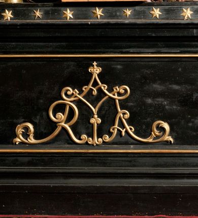 Zdjęcie nr 12: Ołtarz architektoniczny, jednoosiowy, jednokondygnacyjny ze zwieńczeniem. Ołtarz drewniany prostopadłościenny, mensa drewniana z portatylem z marmuru dębnickiego. Antepedium dekorowane płyciną w formie leżącego prostokąta o wklęsłych narożach z monogramem maryjnym w polu. Na ściankach bocznych ołtarza płyciny w formie kwadratu o wklęsłych narożach. Retabulum jest ujęte parą ustawionych pod kątem na cokołach kolumn o kompozytowych kapitelach stojących na tle zwielokrotnionych pilastrów o kanelowanych trzonach, dźwigających pełne belkowanie z wydatnym gzymsem, wyłamane na osi podpór oraz przerwany, półkolisty przyczółek z figurami siedzących puttów; architraw nad polem środkowym przybiera kształt łuku odcinkowego. Po zewnętrznej stronie kolumn figury św. Jana Nepomucena i św. Jana Kantego na wydatnych konsolach. W polu środkowym nisza ujęta profilowaną ramą w formie stojącego prostokąta zamkniętego łukiem odcinkowym nadwieszonym z obrazem Matki Boskiej z Dzieciątkiem. Zwieńczenie w formie stojącego prostokąta ujęte zwielokrotnionymi pilastrami podtrzymującymi profilowany gzyms w kształcie łuku oślego. W polu owalny obraz "Św. Andrzej". Cokoły dekorowane płycinami utworzonymi z ornamentu roślinnego, konsole zdobione muszlą o kształcie falbany. Nad polem środkowym rocaille'owy kartusz, flankowany akantem. U spodu obrazu dekoracja roślinno-geometryczna z rozetą ujętą rocaiile'm. Obraz flankowany gablotami z wotami w ramie utworzonej z akantu i sznura. Fryz impostów zdobiony rozetami; nad polem środkowym akantem. Kondygnacja ujęta ażurowymi uszami utworzonymi z rocaille'ów i kwiatów róż. Trzony pilastrów zwieńczenia dekorowane rocaille'em i roślinnymi festonami. Pole obrazowe otoczone fragmentami rocaille'u, zwieńczone muszlą. Nad zwieńczeniem mitra książęca. Struktura polichromowana w kolorze czarnym; kolumny, ornamentyka i profile złocone.