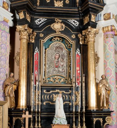 Zdjęcie nr 3: Ołtarz architektoniczny, jednoosiowy, jednokondygnacyjny ze zwieńczeniem. Ołtarz drewniany prostopadłościenny, mensa drewniana z portatylem z marmuru dębnickiego. Antepedium dekorowane płyciną w formie leżącego prostokąta o wklęsłych narożach z monogramem maryjnym w polu. Na ściankach bocznych ołtarza płyciny w formie kwadratu o wklęsłych narożach. Retabulum jest ujęte parą ustawionych pod kątem na cokołach kolumn o kompozytowych kapitelach stojących na tle zwielokrotnionych pilastrów o kanelowanych trzonach, dźwigających pełne belkowanie z wydatnym gzymsem, wyłamane na osi podpór oraz przerwany, półkolisty przyczółek z figurami siedzących puttów; architraw nad polem środkowym przybiera kształt łuku odcinkowego. Po zewnętrznej stronie kolumn figury św. Jana Nepomucena i św. Jana Kantego na wydatnych konsolach. W polu środkowym nisza ujęta profilowaną ramą w formie stojącego prostokąta zamkniętego łukiem odcinkowym nadwieszonym z obrazem Matki Boskiej z Dzieciątkiem. Zwieńczenie w formie stojącego prostokąta ujęte zwielokrotnionymi pilastrami podtrzymującymi profilowany gzyms w kształcie łuku oślego. W polu owalny obraz "Św. Andrzej". Cokoły dekorowane płycinami utworzonymi z ornamentu roślinnego, konsole zdobione muszlą o kształcie falbany. Nad polem środkowym rocaille'owy kartusz, flankowany akantem. U spodu obrazu dekoracja roślinno-geometryczna z rozetą ujętą rocaiile'm. Obraz flankowany gablotami z wotami w ramie utworzonej z akantu i sznura. Fryz impostów zdobiony rozetami; nad polem środkowym akantem. Kondygnacja ujęta ażurowymi uszami utworzonymi z rocaille'ów i kwiatów róż. Trzony pilastrów zwieńczenia dekorowane rocaille'em i roślinnymi festonami. Pole obrazowe otoczone fragmentami rocaille'u, zwieńczone muszlą. Nad zwieńczeniem mitra książęca. Struktura polichromowana w kolorze czarnym; kolumny, ornamentyka i profile złocone.