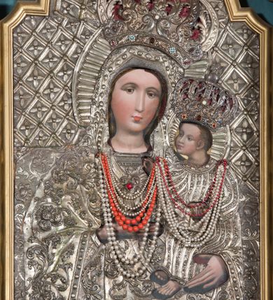 Zdjęcie nr 5: Ołtarz architektoniczny, jednoosiowy, jednokondygnacyjny ze zwieńczeniem. Ołtarz drewniany prostopadłościenny, mensa drewniana z portatylem z marmuru dębnickiego. Antepedium dekorowane płyciną w formie leżącego prostokąta o wklęsłych narożach z monogramem maryjnym w polu. Na ściankach bocznych ołtarza płyciny w formie kwadratu o wklęsłych narożach. Retabulum jest ujęte parą ustawionych pod kątem na cokołach kolumn o kompozytowych kapitelach stojących na tle zwielokrotnionych pilastrów o kanelowanych trzonach, dźwigających pełne belkowanie z wydatnym gzymsem, wyłamane na osi podpór oraz przerwany, półkolisty przyczółek z figurami siedzących puttów; architraw nad polem środkowym przybiera kształt łuku odcinkowego. Po zewnętrznej stronie kolumn figury św. Jana Nepomucena i św. Jana Kantego na wydatnych konsolach. W polu środkowym nisza ujęta profilowaną ramą w formie stojącego prostokąta zamkniętego łukiem odcinkowym nadwieszonym z obrazem Matki Boskiej z Dzieciątkiem. Zwieńczenie w formie stojącego prostokąta ujęte zwielokrotnionymi pilastrami podtrzymującymi profilowany gzyms w kształcie łuku oślego. W polu owalny obraz &quot;Św. Andrzej&quot;. Cokoły dekorowane płycinami utworzonymi z ornamentu roślinnego, konsole zdobione muszlą o kształcie falbany. Nad polem środkowym rocaille&#039;owy kartusz, flankowany akantem. U spodu obrazu dekoracja roślinno-geometryczna z rozetą ujętą rocaiile&#039;m. Obraz flankowany gablotami z wotami w ramie utworzonej z akantu i sznura. Fryz impostów zdobiony rozetami; nad polem środkowym akantem. Kondygnacja ujęta ażurowymi uszami utworzonymi z rocaille&#039;ów i kwiatów róż. Trzony pilastrów zwieńczenia dekorowane rocaille&#039;em i roślinnymi festonami. Pole obrazowe otoczone fragmentami rocaille&#039;u, zwieńczone muszlą. Nad zwieńczeniem mitra książęca. Struktura polichromowana w kolorze czarnym; kolumny, ornamentyka i profile złocone.