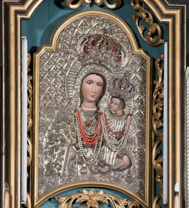 Zdjęcie nr 4: Ołtarz architektoniczny, jednoosiowy, jednokondygnacyjny ze zwieńczeniem. Ołtarz drewniany prostopadłościenny, mensa drewniana z portatylem z marmuru dębnickiego. Antepedium dekorowane płyciną w formie leżącego prostokąta o wklęsłych narożach z monogramem maryjnym w polu. Na ściankach bocznych ołtarza płyciny w formie kwadratu o wklęsłych narożach. Retabulum jest ujęte parą ustawionych pod kątem na cokołach kolumn o kompozytowych kapitelach stojących na tle zwielokrotnionych pilastrów o kanelowanych trzonach, dźwigających pełne belkowanie z wydatnym gzymsem, wyłamane na osi podpór oraz przerwany, półkolisty przyczółek z figurami siedzących puttów; architraw nad polem środkowym przybiera kształt łuku odcinkowego. Po zewnętrznej stronie kolumn figury św. Jana Nepomucena i św. Jana Kantego na wydatnych konsolach. W polu środkowym nisza ujęta profilowaną ramą w formie stojącego prostokąta zamkniętego łukiem odcinkowym nadwieszonym z obrazem Matki Boskiej z Dzieciątkiem. Zwieńczenie w formie stojącego prostokąta ujęte zwielokrotnionymi pilastrami podtrzymującymi profilowany gzyms w kształcie łuku oślego. W polu owalny obraz "Św. Andrzej". Cokoły dekorowane płycinami utworzonymi z ornamentu roślinnego, konsole zdobione muszlą o kształcie falbany. Nad polem środkowym rocaille'owy kartusz, flankowany akantem. U spodu obrazu dekoracja roślinno-geometryczna z rozetą ujętą rocaiile'm. Obraz flankowany gablotami z wotami w ramie utworzonej z akantu i sznura. Fryz impostów zdobiony rozetami; nad polem środkowym akantem. Kondygnacja ujęta ażurowymi uszami utworzonymi z rocaille'ów i kwiatów róż. Trzony pilastrów zwieńczenia dekorowane rocaille'em i roślinnymi festonami. Pole obrazowe otoczone fragmentami rocaille'u, zwieńczone muszlą. Nad zwieńczeniem mitra książęca. Struktura polichromowana w kolorze czarnym; kolumny, ornamentyka i profile złocone.