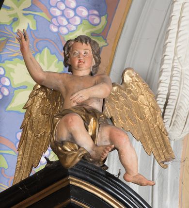 Zdjęcie nr 7: Ołtarz architektoniczny, jednoosiowy, jednokondygnacyjny ze zwieńczeniem. Ołtarz drewniany prostopadłościenny, mensa drewniana z portatylem z marmuru dębnickiego. Antepedium dekorowane płyciną w formie leżącego prostokąta o wklęsłych narożach z monogramem maryjnym w polu. Na ściankach bocznych ołtarza płyciny w formie kwadratu o wklęsłych narożach. Retabulum jest ujęte parą ustawionych pod kątem na cokołach kolumn o kompozytowych kapitelach stojących na tle zwielokrotnionych pilastrów o kanelowanych trzonach, dźwigających pełne belkowanie z wydatnym gzymsem, wyłamane na osi podpór oraz przerwany, półkolisty przyczółek z figurami siedzących puttów; architraw nad polem środkowym przybiera kształt łuku odcinkowego. Po zewnętrznej stronie kolumn figury św. Jana Nepomucena i św. Jana Kantego na wydatnych konsolach. W polu środkowym nisza ujęta profilowaną ramą w formie stojącego prostokąta zamkniętego łukiem odcinkowym nadwieszonym z obrazem Matki Boskiej z Dzieciątkiem. Zwieńczenie w formie stojącego prostokąta ujęte zwielokrotnionymi pilastrami podtrzymującymi profilowany gzyms w kształcie łuku oślego. W polu owalny obraz "Św. Andrzej". Cokoły dekorowane płycinami utworzonymi z ornamentu roślinnego, konsole zdobione muszlą o kształcie falbany. Nad polem środkowym rocaille'owy kartusz, flankowany akantem. U spodu obrazu dekoracja roślinno-geometryczna z rozetą ujętą rocaiile'm. Obraz flankowany gablotami z wotami w ramie utworzonej z akantu i sznura. Fryz impostów zdobiony rozetami; nad polem środkowym akantem. Kondygnacja ujęta ażurowymi uszami utworzonymi z rocaille'ów i kwiatów róż. Trzony pilastrów zwieńczenia dekorowane rocaille'em i roślinnymi festonami. Pole obrazowe otoczone fragmentami rocaille'u, zwieńczone muszlą. Nad zwieńczeniem mitra książęca. Struktura polichromowana w kolorze czarnym; kolumny, ornamentyka i profile złocone.