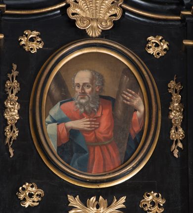 Zdjęcie nr 6: Ołtarz architektoniczny, jednoosiowy, jednokondygnacyjny ze zwieńczeniem. Ołtarz drewniany prostopadłościenny, mensa drewniana z portatylem z marmuru dębnickiego. Antepedium dekorowane płyciną w formie leżącego prostokąta o wklęsłych narożach z monogramem maryjnym w polu. Na ściankach bocznych ołtarza płyciny w formie kwadratu o wklęsłych narożach. Retabulum jest ujęte parą ustawionych pod kątem na cokołach kolumn o kompozytowych kapitelach stojących na tle zwielokrotnionych pilastrów o kanelowanych trzonach, dźwigających pełne belkowanie z wydatnym gzymsem, wyłamane na osi podpór oraz przerwany, półkolisty przyczółek z figurami siedzących puttów; architraw nad polem środkowym przybiera kształt łuku odcinkowego. Po zewnętrznej stronie kolumn figury św. Jana Nepomucena i św. Jana Kantego na wydatnych konsolach. W polu środkowym nisza ujęta profilowaną ramą w formie stojącego prostokąta zamkniętego łukiem odcinkowym nadwieszonym z obrazem Matki Boskiej z Dzieciątkiem. Zwieńczenie w formie stojącego prostokąta ujęte zwielokrotnionymi pilastrami podtrzymującymi profilowany gzyms w kształcie łuku oślego. W polu owalny obraz "Św. Andrzej". Cokoły dekorowane płycinami utworzonymi z ornamentu roślinnego, konsole zdobione muszlą o kształcie falbany. Nad polem środkowym rocaille'owy kartusz, flankowany akantem. U spodu obrazu dekoracja roślinno-geometryczna z rozetą ujętą rocaiile'm. Obraz flankowany gablotami z wotami w ramie utworzonej z akantu i sznura. Fryz impostów zdobiony rozetami; nad polem środkowym akantem. Kondygnacja ujęta ażurowymi uszami utworzonymi z rocaille'ów i kwiatów róż. Trzony pilastrów zwieńczenia dekorowane rocaille'em i roślinnymi festonami. Pole obrazowe otoczone fragmentami rocaille'u, zwieńczone muszlą. Nad zwieńczeniem mitra książęca. Struktura polichromowana w kolorze czarnym; kolumny, ornamentyka i profile złocone.