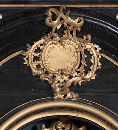 Zdjęcie nr 11: Ołtarz architektoniczny, jednoosiowy, jednokondygnacyjny ze zwieńczeniem. Ołtarz drewniany prostopadłościenny, mensa drewniana z portatylem z marmuru dębnickiego. Antepedium dekorowane płyciną w formie leżącego prostokąta o wklęsłych narożach z monogramem maryjnym w polu. Na ściankach bocznych ołtarza płyciny w formie kwadratu o wklęsłych narożach. Retabulum jest ujęte parą ustawionych pod kątem na cokołach kolumn o kompozytowych kapitelach stojących na tle zwielokrotnionych pilastrów o kanelowanych trzonach, dźwigających pełne belkowanie z wydatnym gzymsem, wyłamane na osi podpór oraz przerwany, półkolisty przyczółek z figurami siedzących puttów; architraw nad polem środkowym przybiera kształt łuku odcinkowego. Po zewnętrznej stronie kolumn figury św. Jana Nepomucena i św. Jana Kantego na wydatnych konsolach. W polu środkowym nisza ujęta profilowaną ramą w formie stojącego prostokąta zamkniętego łukiem odcinkowym nadwieszonym z obrazem Matki Boskiej z Dzieciątkiem. Zwieńczenie w formie stojącego prostokąta ujęte zwielokrotnionymi pilastrami podtrzymującymi profilowany gzyms w kształcie łuku oślego. W polu owalny obraz &quot;Św. Andrzej&quot;. Cokoły dekorowane płycinami utworzonymi z ornamentu roślinnego, konsole zdobione muszlą o kształcie falbany. Nad polem środkowym rocaille&#039;owy kartusz, flankowany akantem. U spodu obrazu dekoracja roślinno-geometryczna z rozetą ujętą rocaiile&#039;m. Obraz flankowany gablotami z wotami w ramie utworzonej z akantu i sznura. Fryz impostów zdobiony rozetami; nad polem środkowym akantem. Kondygnacja ujęta ażurowymi uszami utworzonymi z rocaille&#039;ów i kwiatów róż. Trzony pilastrów zwieńczenia dekorowane rocaille&#039;em i roślinnymi festonami. Pole obrazowe otoczone fragmentami rocaille&#039;u, zwieńczone muszlą. Nad zwieńczeniem mitra książęca. Struktura polichromowana w kolorze czarnym; kolumny, ornamentyka i profile złocone.