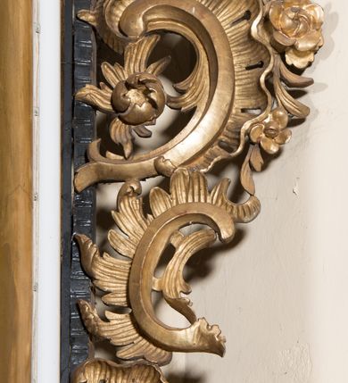 Zdjęcie nr 14: Ołtarz architektoniczny, jednoosiowy, jednokondygnacyjny ze zwieńczeniem. Ołtarz drewniany prostopadłościenny, mensa drewniana z portatylem z marmuru dębnickiego. Antepedium dekorowane płyciną w formie leżącego prostokąta o wklęsłych narożach z monogramem maryjnym w polu. Na ściankach bocznych ołtarza płyciny w formie kwadratu o wklęsłych narożach. Retabulum jest ujęte parą ustawionych pod kątem na cokołach kolumn o kompozytowych kapitelach stojących na tle zwielokrotnionych pilastrów o kanelowanych trzonach, dźwigających pełne belkowanie z wydatnym gzymsem, wyłamane na osi podpór oraz przerwany, półkolisty przyczółek z figurami siedzących puttów; architraw nad polem środkowym przybiera kształt łuku odcinkowego. Po zewnętrznej stronie kolumn figury św. Jana Nepomucena i św. Jana Kantego na wydatnych konsolach. W polu środkowym nisza ujęta profilowaną ramą w formie stojącego prostokąta zamkniętego łukiem odcinkowym nadwieszonym z obrazem Matki Boskiej z Dzieciątkiem. Zwieńczenie w formie stojącego prostokąta ujęte zwielokrotnionymi pilastrami podtrzymującymi profilowany gzyms w kształcie łuku oślego. W polu owalny obraz "Św. Andrzej". Cokoły dekorowane płycinami utworzonymi z ornamentu roślinnego, konsole zdobione muszlą o kształcie falbany. Nad polem środkowym rocaille'owy kartusz, flankowany akantem. U spodu obrazu dekoracja roślinno-geometryczna z rozetą ujętą rocaiile'm. Obraz flankowany gablotami z wotami w ramie utworzonej z akantu i sznura. Fryz impostów zdobiony rozetami; nad polem środkowym akantem. Kondygnacja ujęta ażurowymi uszami utworzonymi z rocaille'ów i kwiatów róż. Trzony pilastrów zwieńczenia dekorowane rocaille'em i roślinnymi festonami. Pole obrazowe otoczone fragmentami rocaille'u, zwieńczone muszlą. Nad zwieńczeniem mitra książęca. Struktura polichromowana w kolorze czarnym; kolumny, ornamentyka i profile złocone.