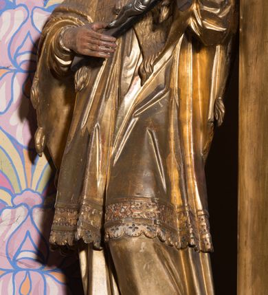 Zdjęcie nr 15: Ołtarz architektoniczny, jednoosiowy, jednokondygnacyjny ze zwieńczeniem. Ołtarz drewniany prostopadłościenny, mensa drewniana z portatylem z marmuru dębnickiego. Antepedium dekorowane płyciną w formie leżącego prostokąta o wklęsłych narożach z monogramem maryjnym w polu. Na ściankach bocznych ołtarza płyciny w formie kwadratu o wklęsłych narożach. Retabulum jest ujęte parą ustawionych pod kątem na cokołach kolumn o kompozytowych kapitelach stojących na tle zwielokrotnionych pilastrów o kanelowanych trzonach, dźwigających pełne belkowanie z wydatnym gzymsem, wyłamane na osi podpór oraz przerwany, półkolisty przyczółek z figurami siedzących puttów; architraw nad polem środkowym przybiera kształt łuku odcinkowego. Po zewnętrznej stronie kolumn figury św. Jana Nepomucena i św. Jana Kantego na wydatnych konsolach. W polu środkowym nisza ujęta profilowaną ramą w formie stojącego prostokąta zamkniętego łukiem odcinkowym nadwieszonym z obrazem Matki Boskiej z Dzieciątkiem. Zwieńczenie w formie stojącego prostokąta ujęte zwielokrotnionymi pilastrami podtrzymującymi profilowany gzyms w kształcie łuku oślego. W polu owalny obraz "Św. Andrzej". Cokoły dekorowane płycinami utworzonymi z ornamentu roślinnego, konsole zdobione muszlą o kształcie falbany. Nad polem środkowym rocaille'owy kartusz, flankowany akantem. U spodu obrazu dekoracja roślinno-geometryczna z rozetą ujętą rocaiile'm. Obraz flankowany gablotami z wotami w ramie utworzonej z akantu i sznura. Fryz impostów zdobiony rozetami; nad polem środkowym akantem. Kondygnacja ujęta ażurowymi uszami utworzonymi z rocaille'ów i kwiatów róż. Trzony pilastrów zwieńczenia dekorowane rocaille'em i roślinnymi festonami. Pole obrazowe otoczone fragmentami rocaille'u, zwieńczone muszlą. Nad zwieńczeniem mitra książęca. Struktura polichromowana w kolorze czarnym; kolumny, ornamentyka i profile złocone.