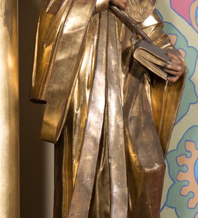 Zdjęcie nr 13: Ołtarz architektoniczny, jednoosiowy, jednokondygnacyjny ze zwieńczeniem. Ołtarz drewniany prostopadłościenny, mensa drewniana z portatylem z marmuru dębnickiego. Antepedium dekorowane płyciną w formie leżącego prostokąta o wklęsłych narożach z monogramem maryjnym w polu. Na ściankach bocznych ołtarza płyciny w formie kwadratu o wklęsłych narożach. Retabulum jest ujęte parą ustawionych pod kątem na cokołach kolumn o kompozytowych kapitelach stojących na tle zwielokrotnionych pilastrów o kanelowanych trzonach, dźwigających pełne belkowanie z wydatnym gzymsem, wyłamane na osi podpór oraz przerwany, półkolisty przyczółek z figurami siedzących puttów; architraw nad polem środkowym przybiera kształt łuku odcinkowego. Po zewnętrznej stronie kolumn figury św. Jana Nepomucena i św. Jana Kantego na wydatnych konsolach. W polu środkowym nisza ujęta profilowaną ramą w formie stojącego prostokąta zamkniętego łukiem odcinkowym nadwieszonym z obrazem Matki Boskiej z Dzieciątkiem. Zwieńczenie w formie stojącego prostokąta ujęte zwielokrotnionymi pilastrami podtrzymującymi profilowany gzyms w kształcie łuku oślego. W polu owalny obraz &quot;Św. Andrzej&quot;. Cokoły dekorowane płycinami utworzonymi z ornamentu roślinnego, konsole zdobione muszlą o kształcie falbany. Nad polem środkowym rocaille&#039;owy kartusz, flankowany akantem. U spodu obrazu dekoracja roślinno-geometryczna z rozetą ujętą rocaiile&#039;m. Obraz flankowany gablotami z wotami w ramie utworzonej z akantu i sznura. Fryz impostów zdobiony rozetami; nad polem środkowym akantem. Kondygnacja ujęta ażurowymi uszami utworzonymi z rocaille&#039;ów i kwiatów róż. Trzony pilastrów zwieńczenia dekorowane rocaille&#039;em i roślinnymi festonami. Pole obrazowe otoczone fragmentami rocaille&#039;u, zwieńczone muszlą. Nad zwieńczeniem mitra książęca. Struktura polichromowana w kolorze czarnym; kolumny, ornamentyka i profile złocone.