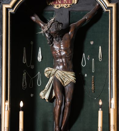 Zdjęcie nr 11: Ołtarz architektoniczny, jednoosiowy, jednokondygnacyjny ze zwieńczeniem. Ołtarz drewniany prostopadłościenny, mensa drewniana z portatylem z marmuru dębnickiego. W ołtarzu nisza z Grobem Pańskim, zakryta antepedium dekorowanym ramą w formie leżącego prostokąta o wklęsłych narożach z monogramem IHS w polu. Na ściankach bocznych ołtarza płyciny w formie kwadratu o wklęsłych narożach. Retabulum jest ujęte parą kompozytowych kolumn ustawionych na ukośnych cokołach stojących, na tle zwielokrotnionych pilastrów o kanelowanych trzonach, dźwigających pełne belkowanie z wydatnym gzymsem wyłamane na osi podpór oraz przerwany półkolisty przyczółek z figurami siedzących puttów; architraw nad polem środkowym przybiera kształt łuku odcinkowego. Po zewnętrznej stronie kolumn figury św. Piotra i św. Pawła stojące na wydatnych konsolach. W polu środkowym nisza ujęta profilowaną ramą w formie stojącego prostokąta zamkniętego łukiem odcinkowym nadwieszonym z figurą Chrystusa Ukrzyżowanego. Zwieńczenie w formie stojącego prostokąta ujęte zwielokrotnionymi pilastrami podtrzymującymi profilowany gzyms przyjmujący kształt łuku oślego. W polu owalne pole z obrazem „Zesłanie Ducha Świętego”. Cokoły dekorowane płycinami utworzonymi z ornamentu roślinnego, zaś konsole zdobione muszlą o kształcie falbany. Nad polem środkowym rocaille&#039;owy kartusz z napisem: „IXEUS”, flankowany akantem. U spodu obrazu prostokątna płycina. Fryz zdobiony rozetami. Kondygnacja ujęta ażurowymi uszami utworzonymi z suchego akantu, wstęgi, rocaille&#039;u i rozet. Trzony pilastrów zwieńczenia dekorowane rocaille&#039;em i roślinnymi festonami. Pole obrazowe otoczone fragmentami rocaille&#039;u, zwieńczone muszlą. Ponad zwieńczeniem krzyż lub wazon nakryty sukienką na puszkę. Struktura polichromowana w kolorze czarnym; kolumny, ornamentyka i profile złocone.